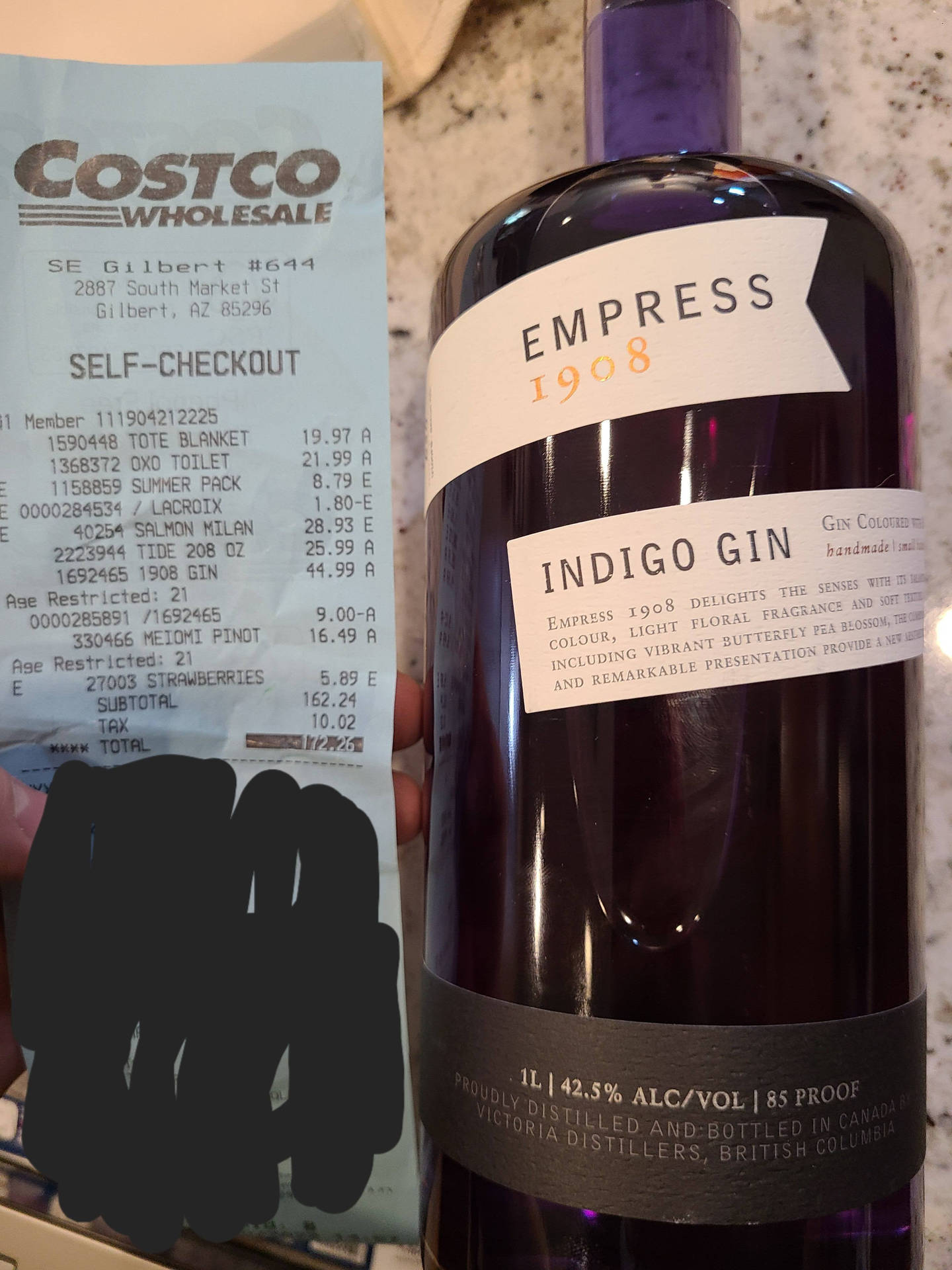 紫色氈酒瓶和 Costco 收據，個人資料已被模糊處理。