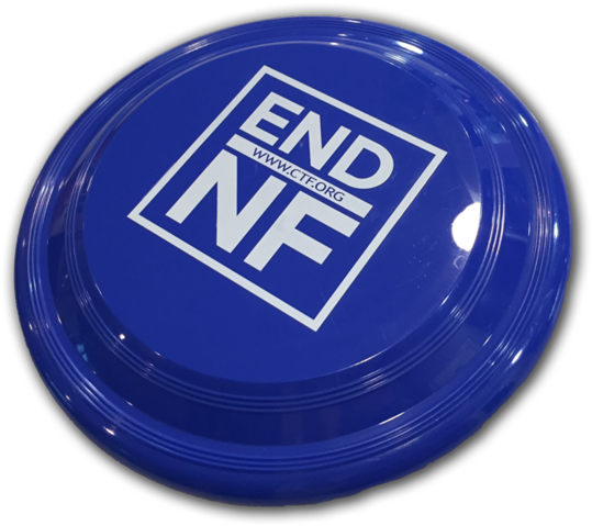 印有「END NF」字樣的藍色飛盤 壁紙 — 黑色背景上帶有白色「END NF」標誌和網站文字的光澤皇家藍色飛盤。