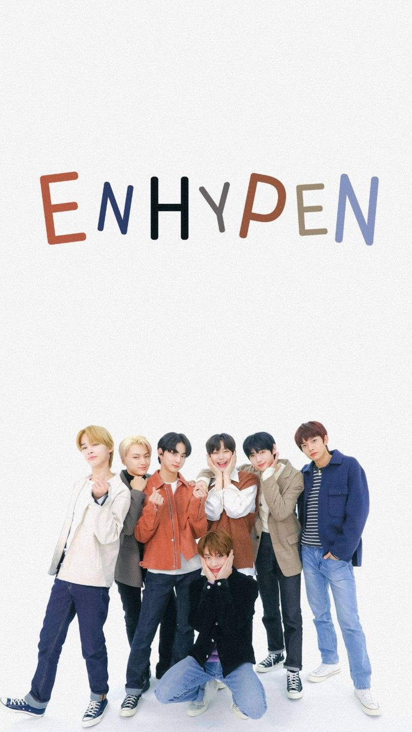 K-pop 組合 ENHYPEN 在攝影棚內擺姿勢，上方有色彩繽紛的標誌。 — 美學白色動態圖 壁紙