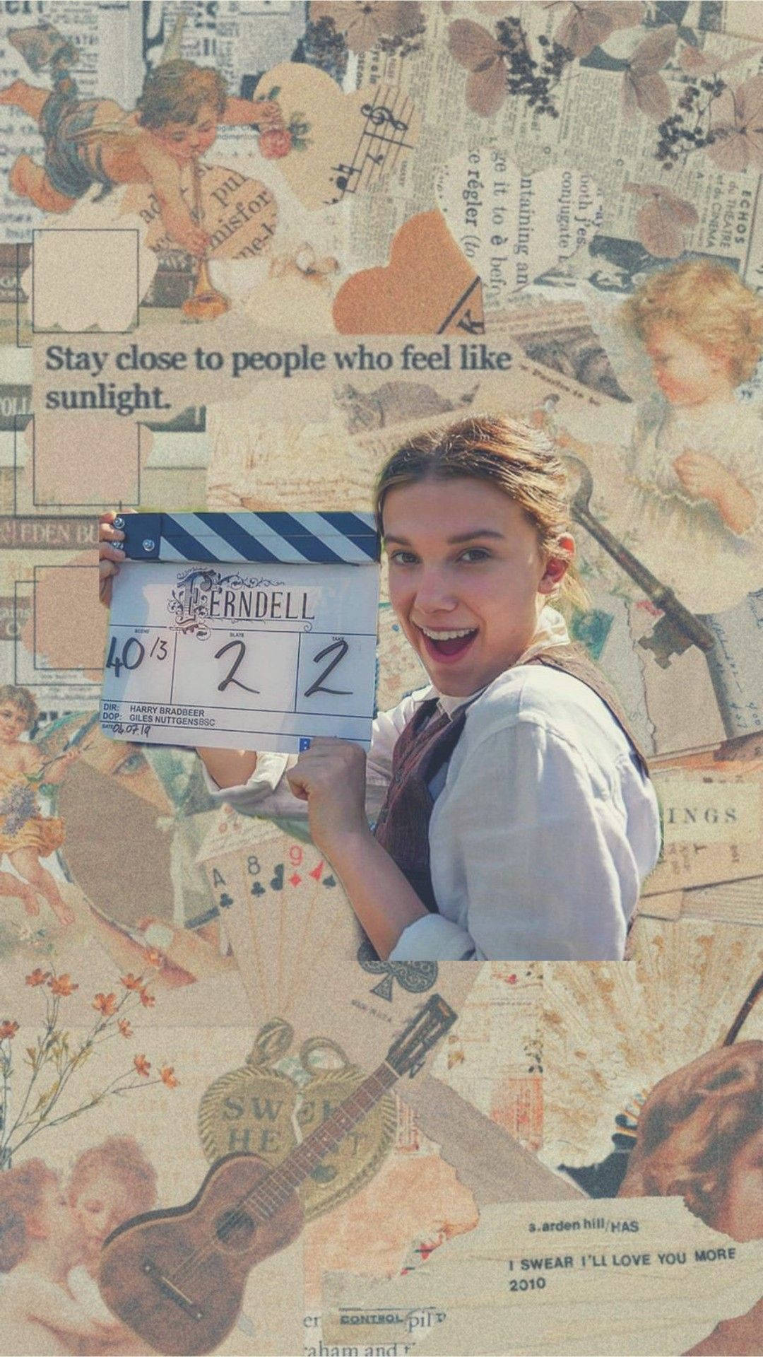 Enola Holmes 古風美學藝術 壁紙 — 一位快樂的女性手持拍板，背景是復古報紙剪報、小天使和音樂圖案的拼貼畫。