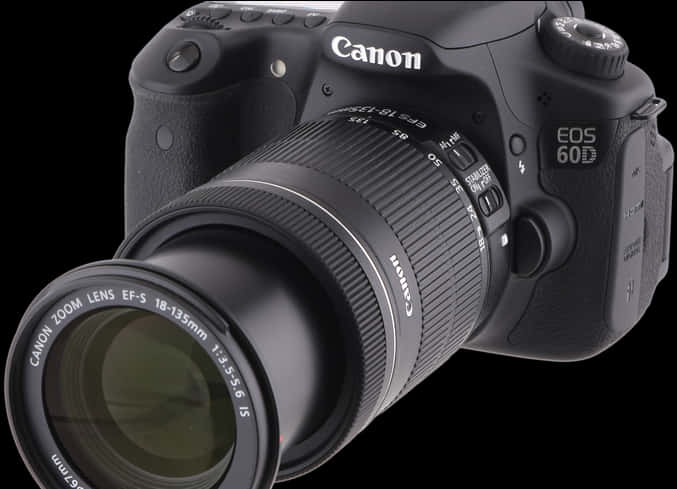 佳能 EOS 60D DSLR 相機配鏡頭 壁紙 — 一部時尚的黑色 Canon EOS 60D DSLR 相機，配備 18-135mm 變焦鏡頭，傾斜放置在黑色背景前。
