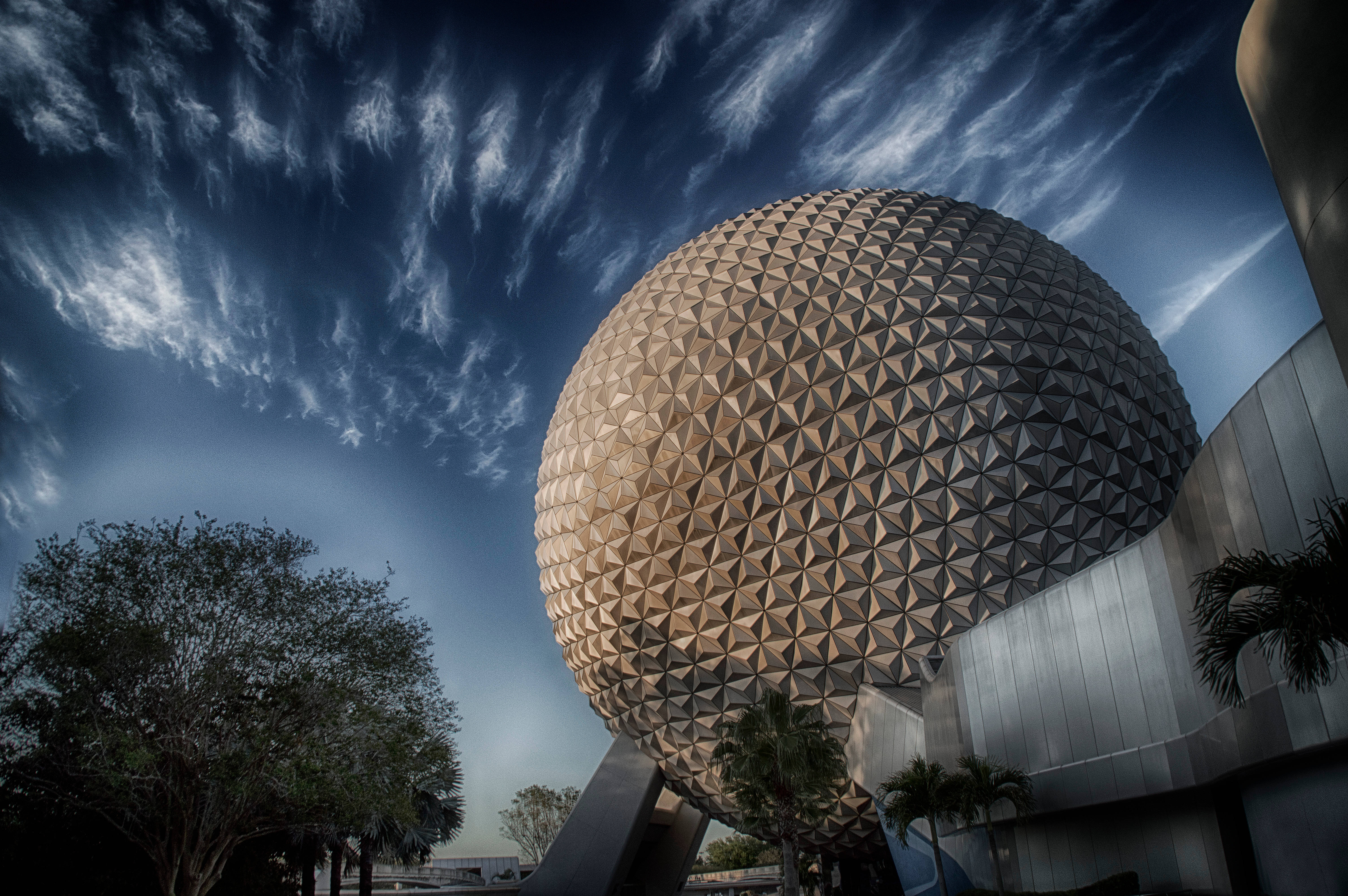 Epcot地球儀對比暗夜天空 壁紙 — 以低角度拍攝艾波卡特標誌性測地線球體，背景為帶有縷縷雲彩的戲劇性暮色天空。