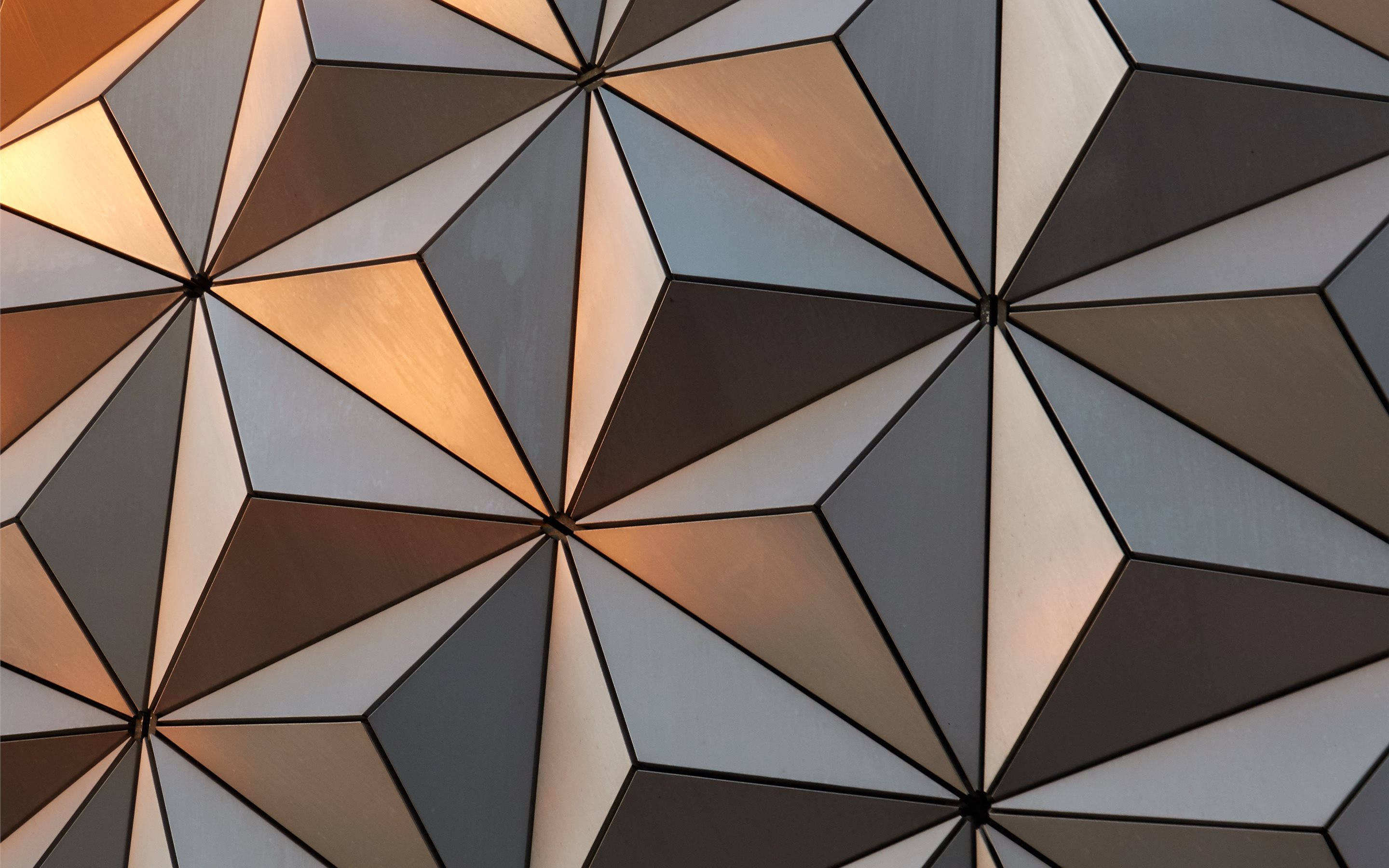 Epcot球體銀色紋理特寫 壁紙 — 幾何圖案天花板面板以溫暖金屬色調從中心點散發柔和光線。