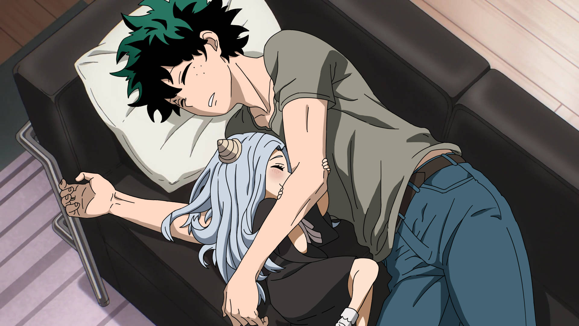 Eri 與 Midoriya 在沙發上睡覺 壁紙 — 兩個動漫角色在昏暗的沙發上依偎入睡，處於舒適的室內環境。