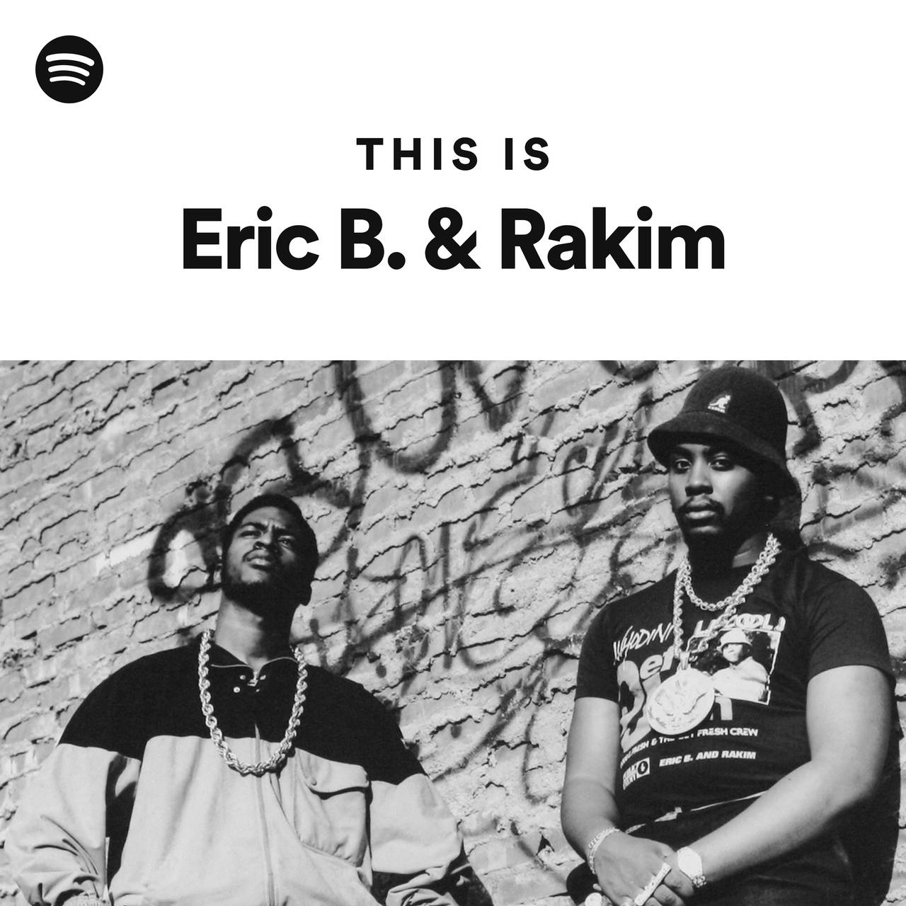 Eric B. 和 Rakim 以黑白照片呈現，在塗鴉牆前佩戴鏈條和街頭服飾。
