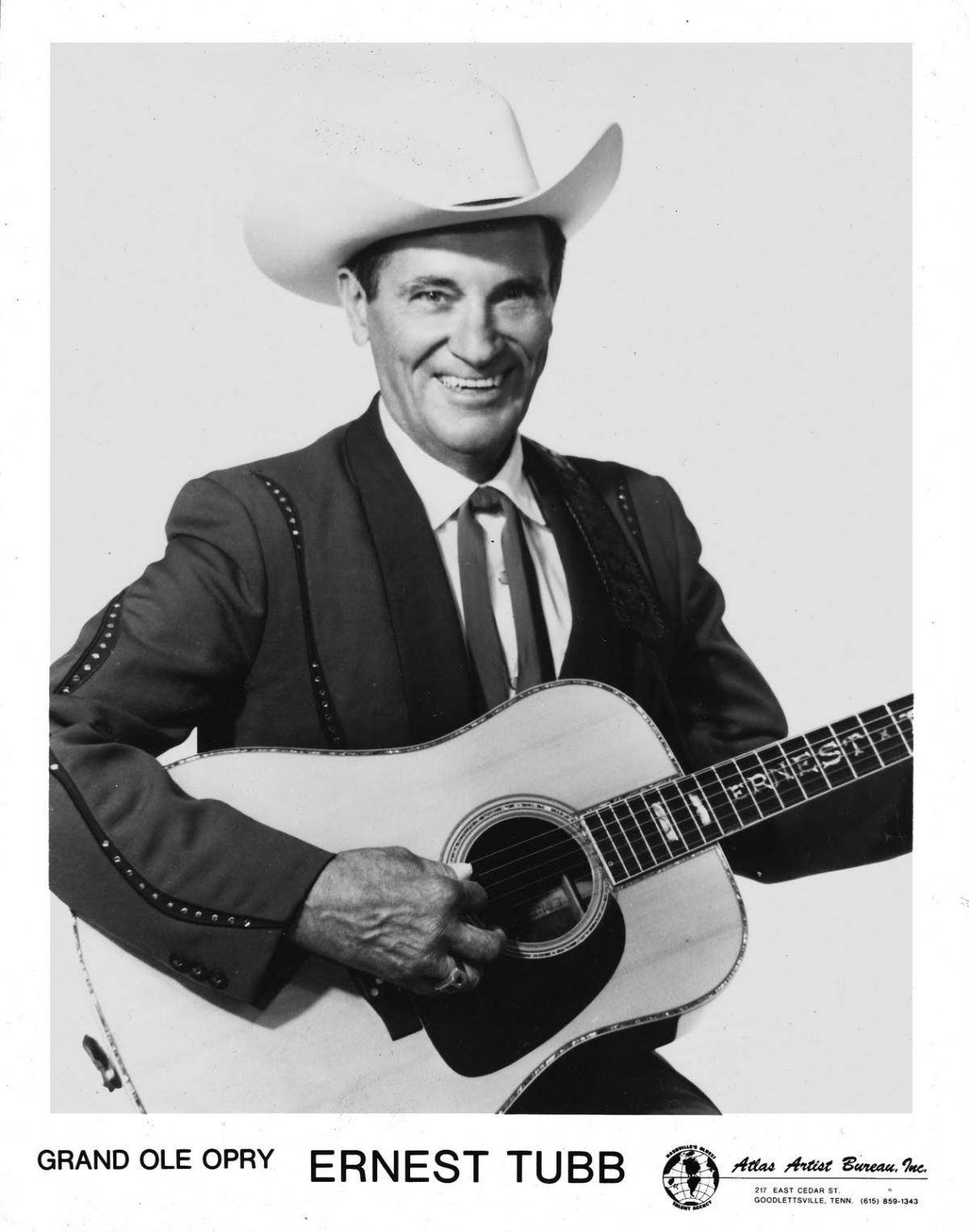 Ernest Tubb 在黑白工作室肖像中手持結他。