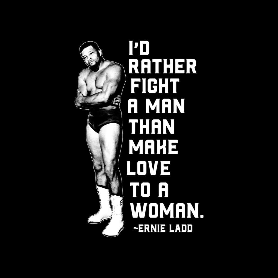 摔角手 Ernie Ladd 交叉雙臂，旁邊是他關於寧願與男人打架也不願與女人做愛的名言。