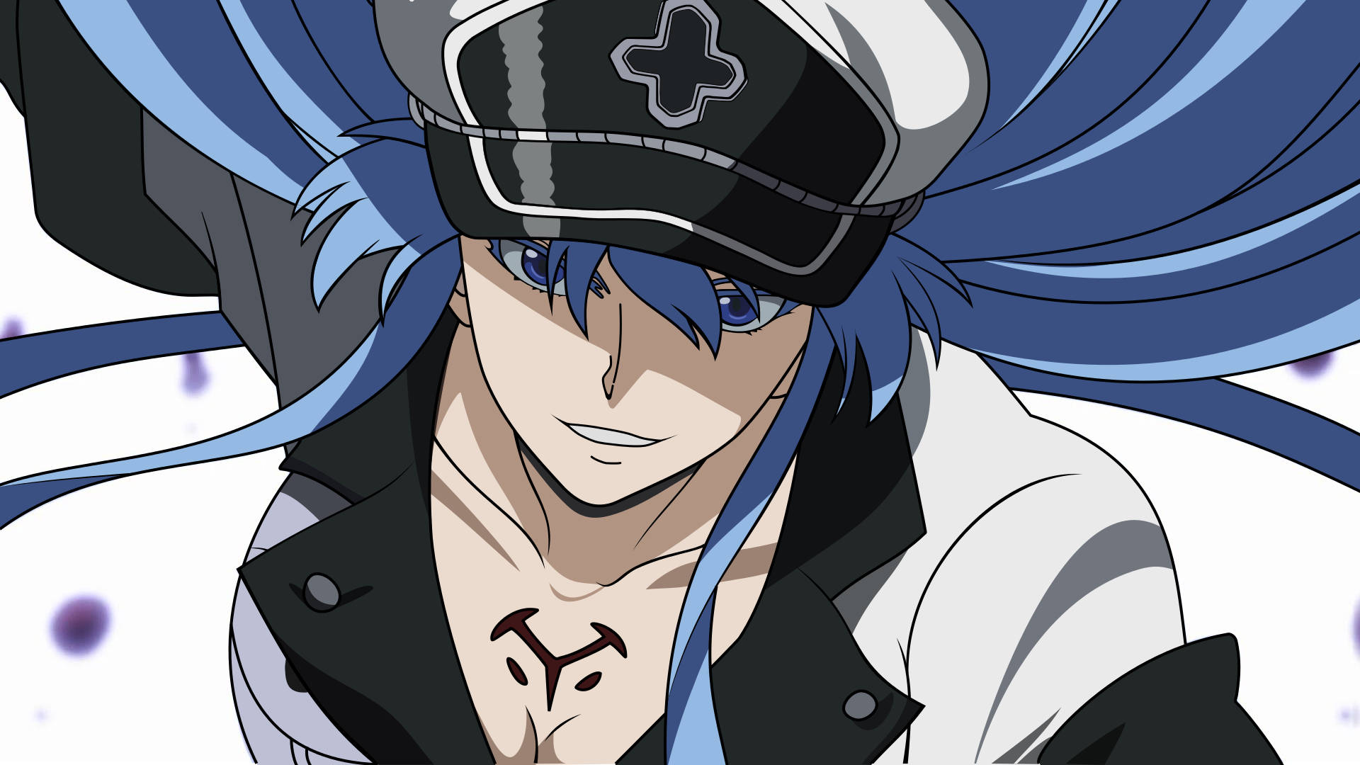 Esdeath 前衝突敵 壁紙 — 一個藍髮動漫角色戴著黑色帽子和白色外套，在帶有紫色斑點的白色背景前自信地微笑。