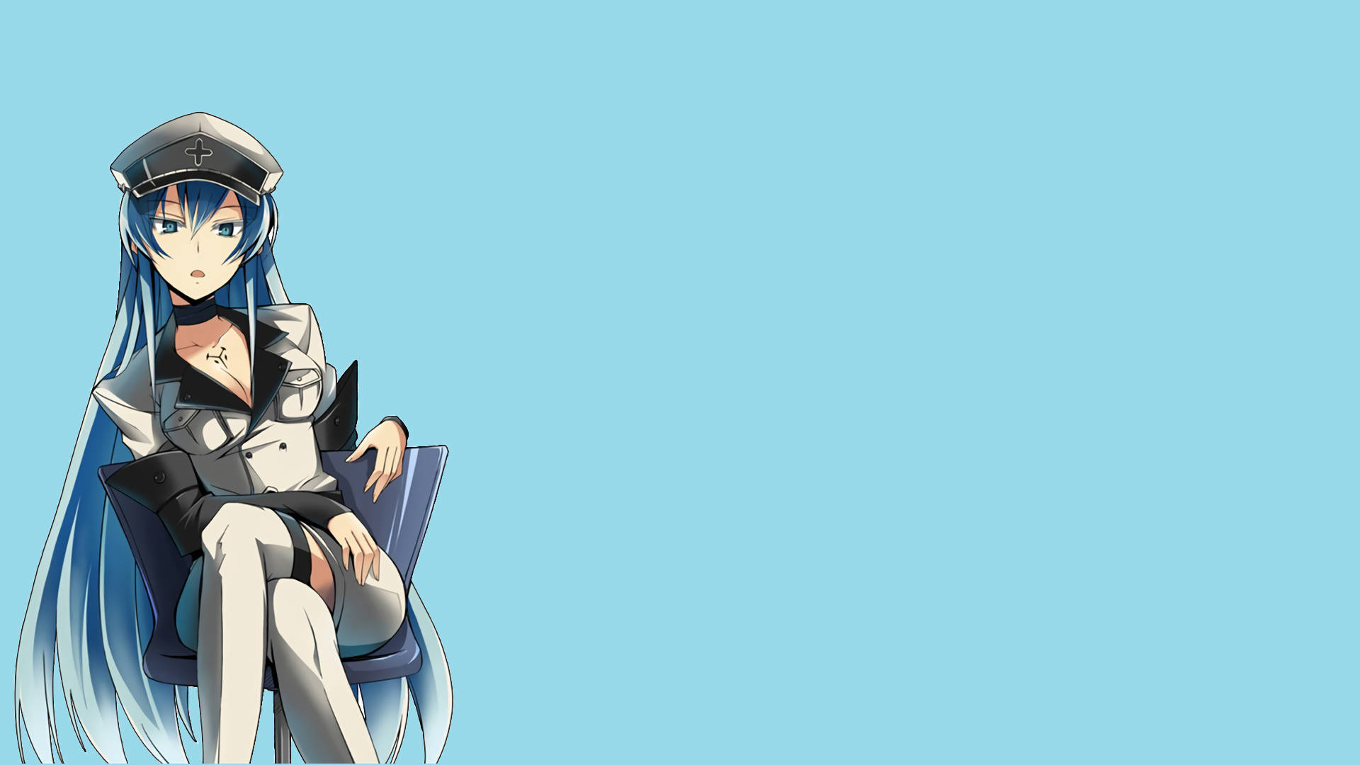 Esdeath 藍色背景 壁紙 — 一位藍髮動漫女孩穿著護士服，靜靜地坐在一張椅子上，背景是純淺藍色。