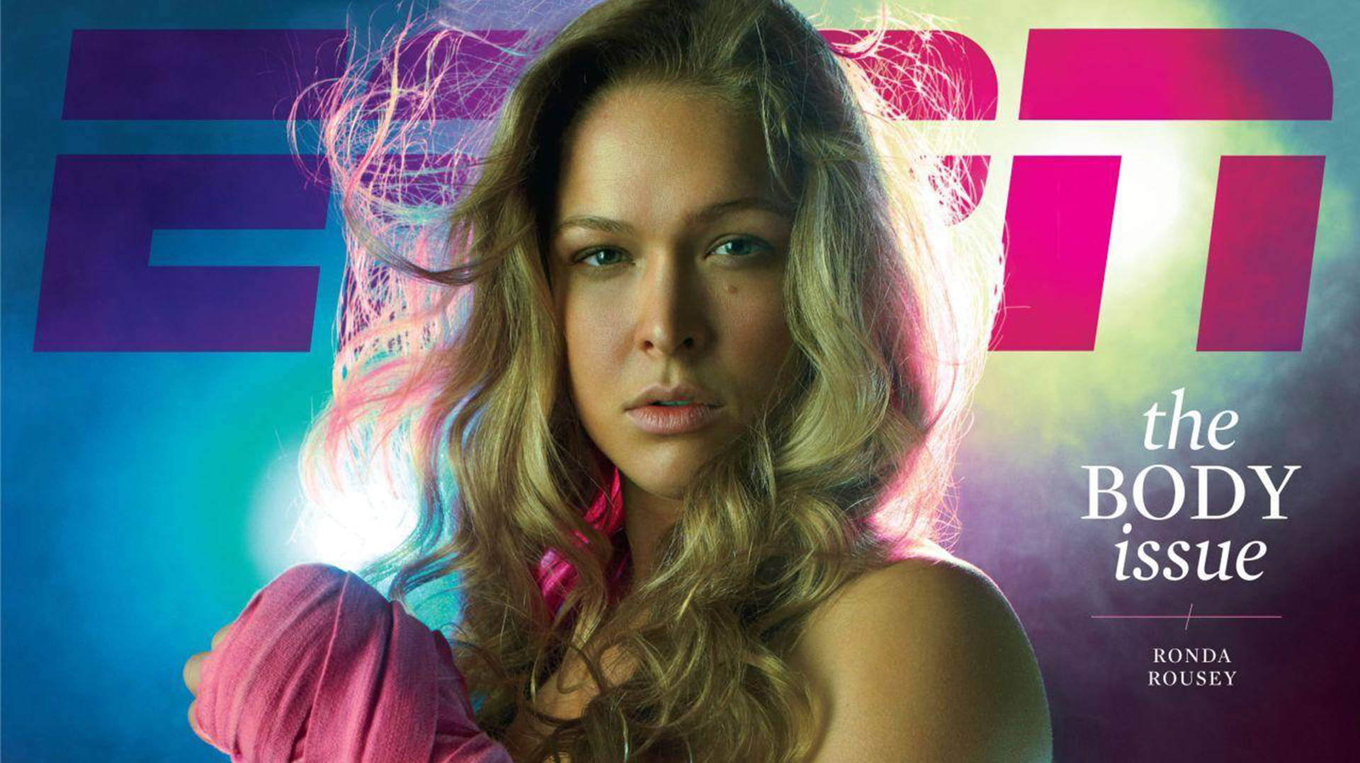 Ronda Rousey 登上ESPN的「the BODY issue」封面，配以霓虹燈光和粗體字型。