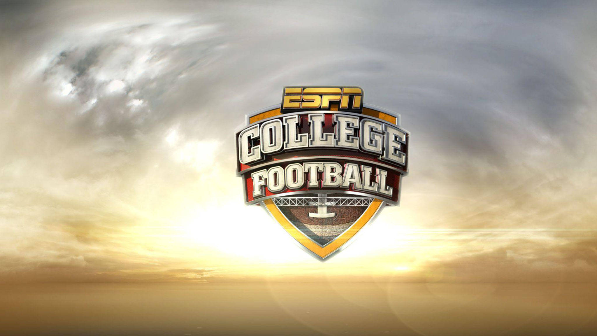 ESPN大學美式足球 壁紙 — ESPN大學美式足球標誌在戲劇性的金色日落天空和旋轉的雲層中發光。