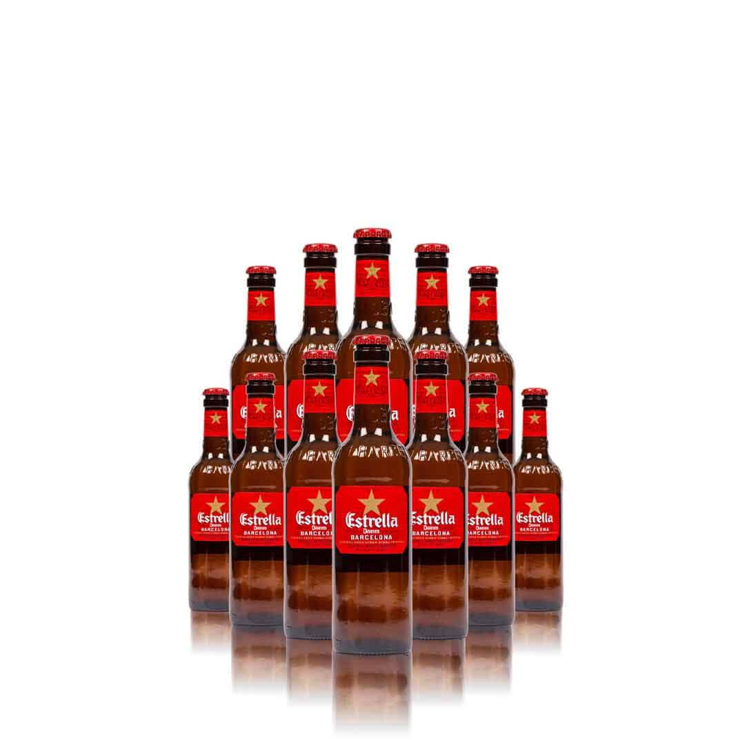 反光白色背景上的 Estrella Damm 啤酒瓶金字塔。