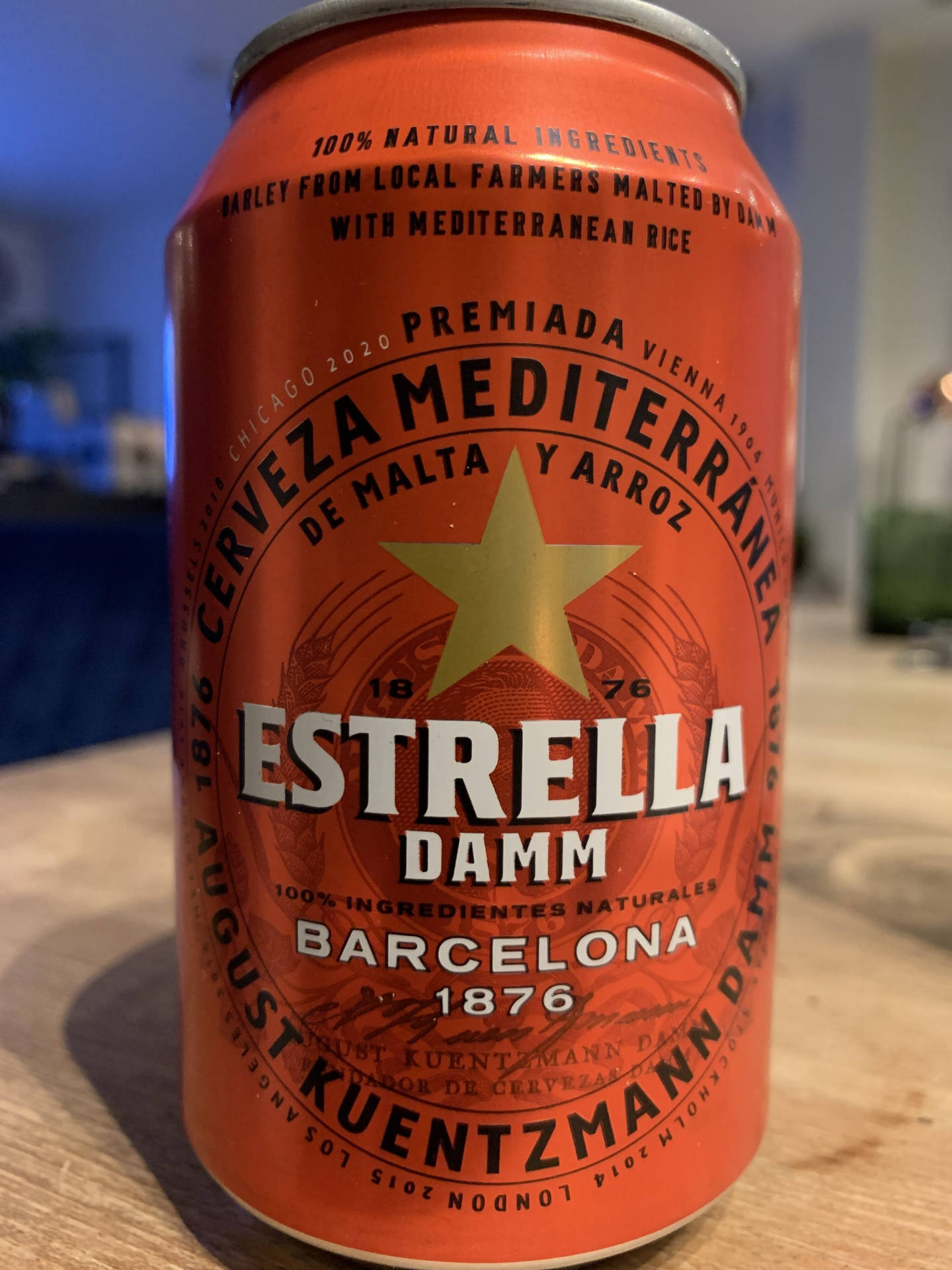 木枱上嘅橙色Estrella Damm啤酒罐