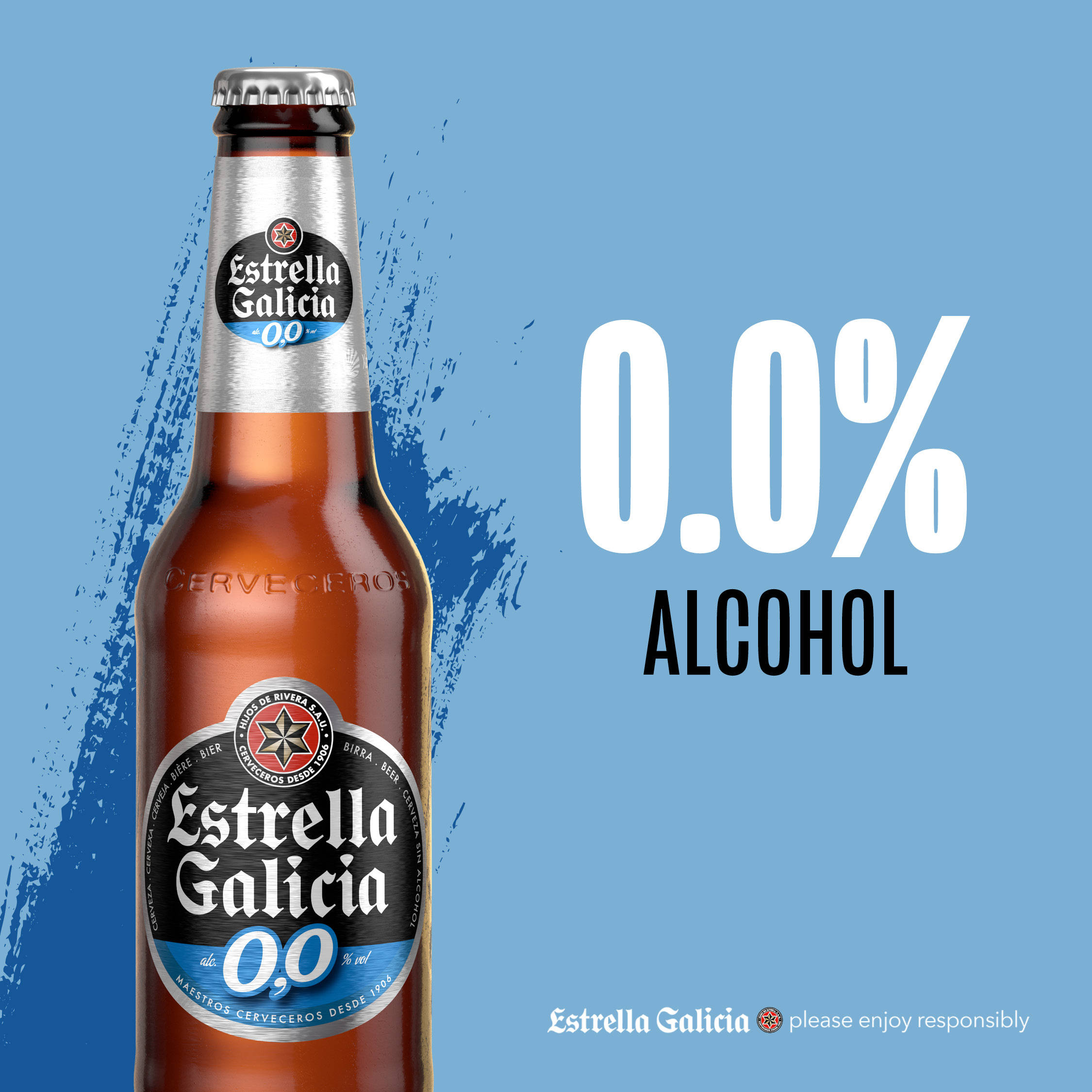 Estrella Galicia 0.0 酒精啤酒 壁紙 — 一瓶清澈的棕色 Estrella Galicia 0.0% 無酒精啤酒，在藍色背景前，以粗體文字宣稱其零酒精含量。