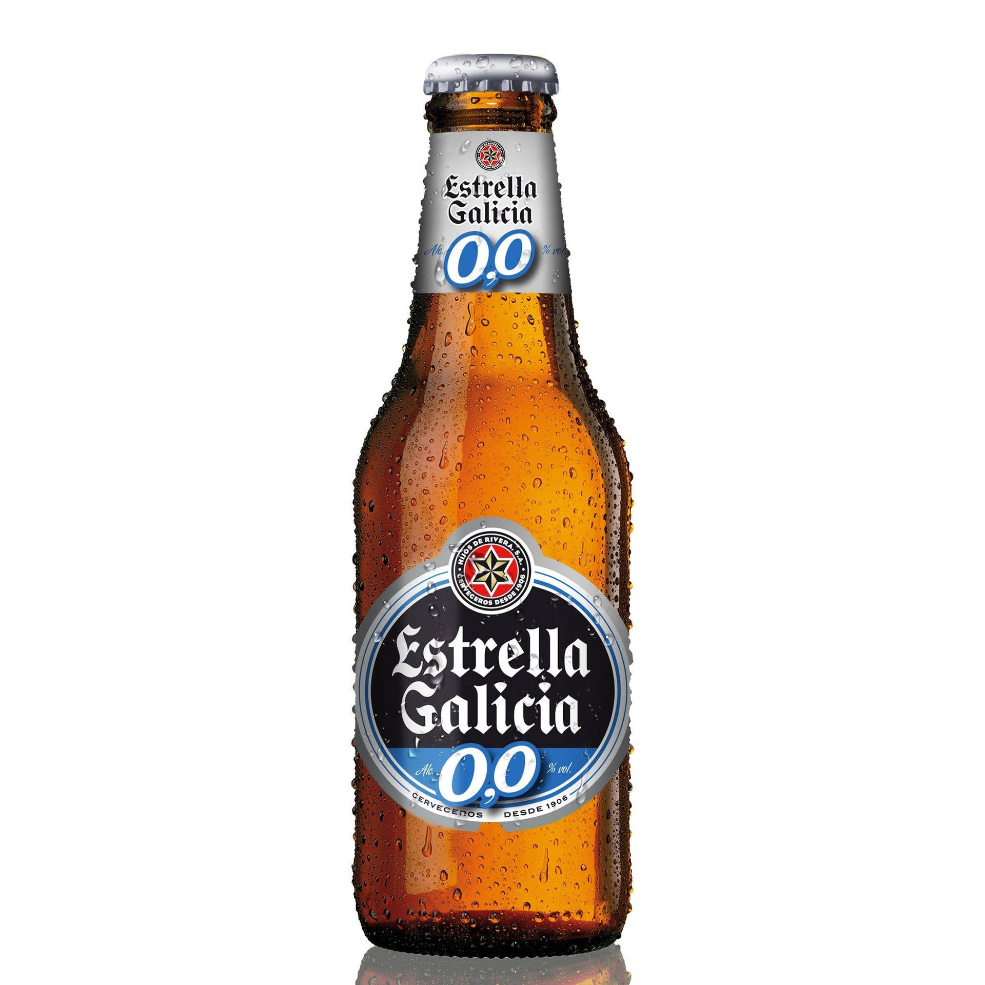 冰凍的Estrella Galicia 0.0啤酒瓶在白色背景上帶有冷凝水珠。