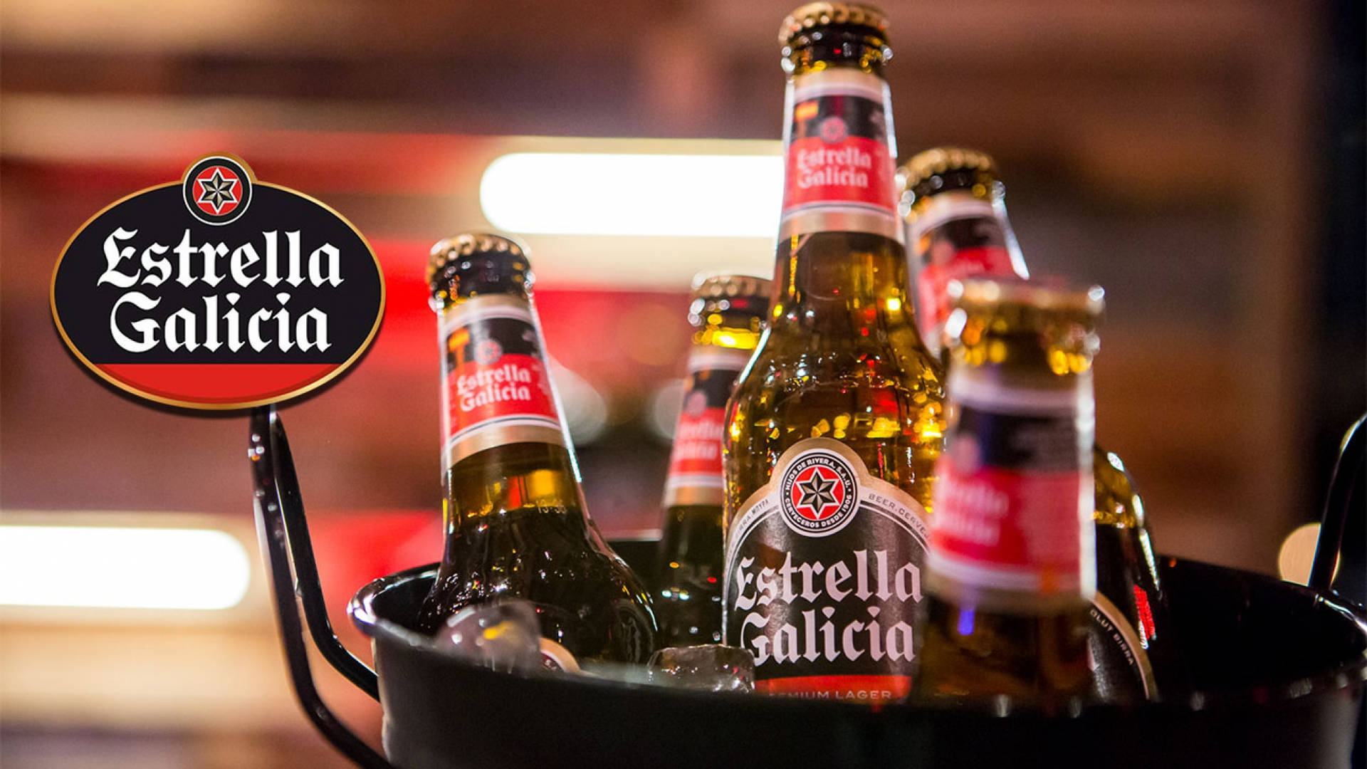 酒吧中冰桶內冰鎮的 Estrella Galicia 啤酒瓶。