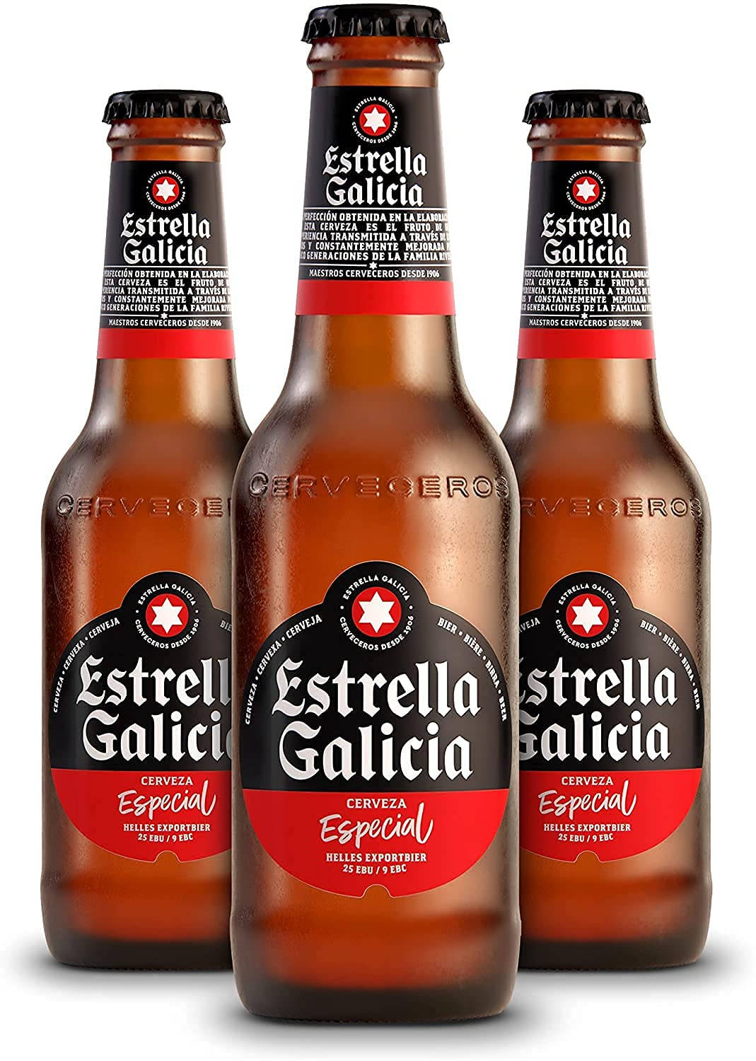 三瓶Estrella Galicia啤酒瓶在白色背景上排列成一排。