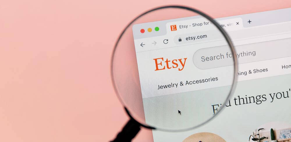 放大鏡在Etsy網站上，顯示珠寶飾品