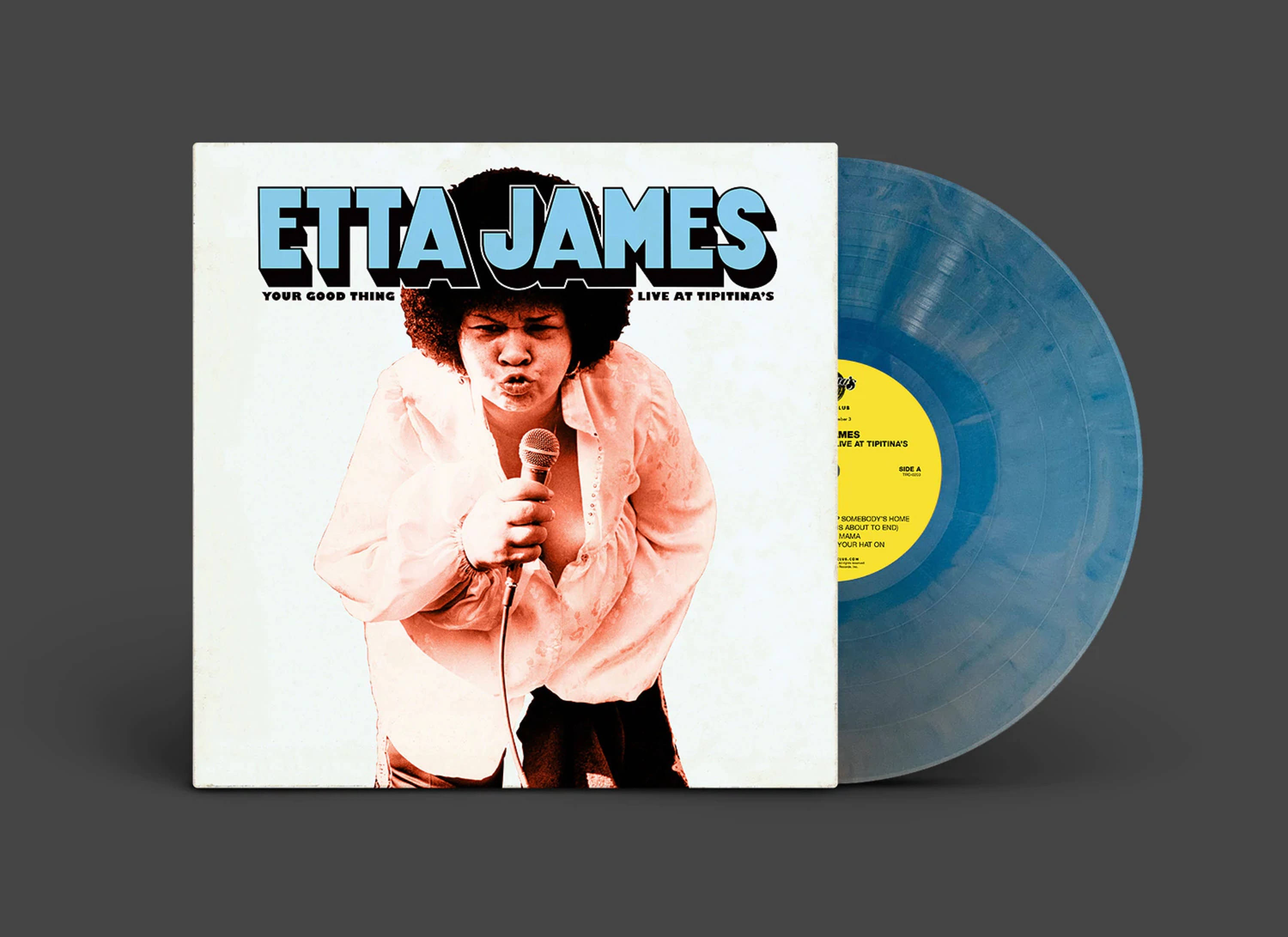 Etta James 音樂專輯封面 壁紙 — Etta James 在復古專輯封面上熱情地對著咪高峰唱歌，旁邊有一張半透明的藍色黑膠唱片。