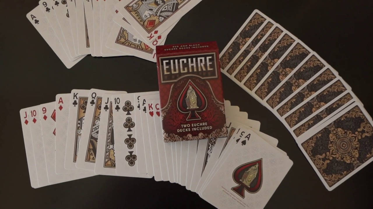 尤克紙牌遊戲在深色桌子上與紅色牌盒一起散開。