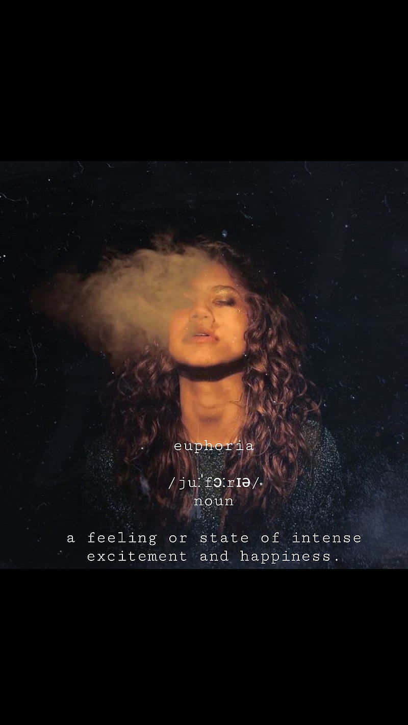 女性呼出煙霧，欣快感的定義疊加在黑暗背景上。