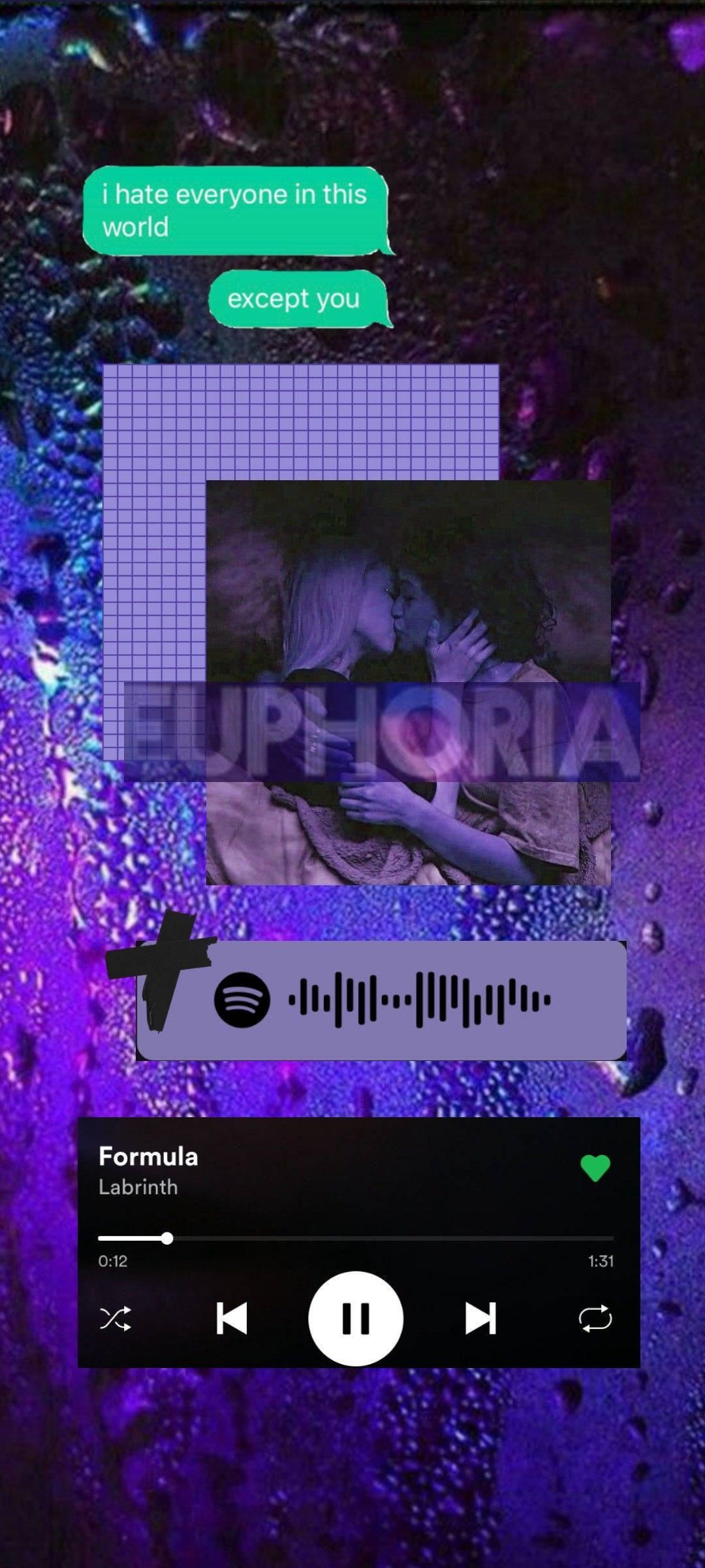 Euphoria 在 Spotify 上 壁紙 — 一個紫色雨痕的電話屏幕顯示了Labrinth的Formula的Spotify播放器，以及一條文字訊息，上面寫著「我討厭這個世界上的每個人，除了你」，覆蓋在一張接吻情侶的照片上。