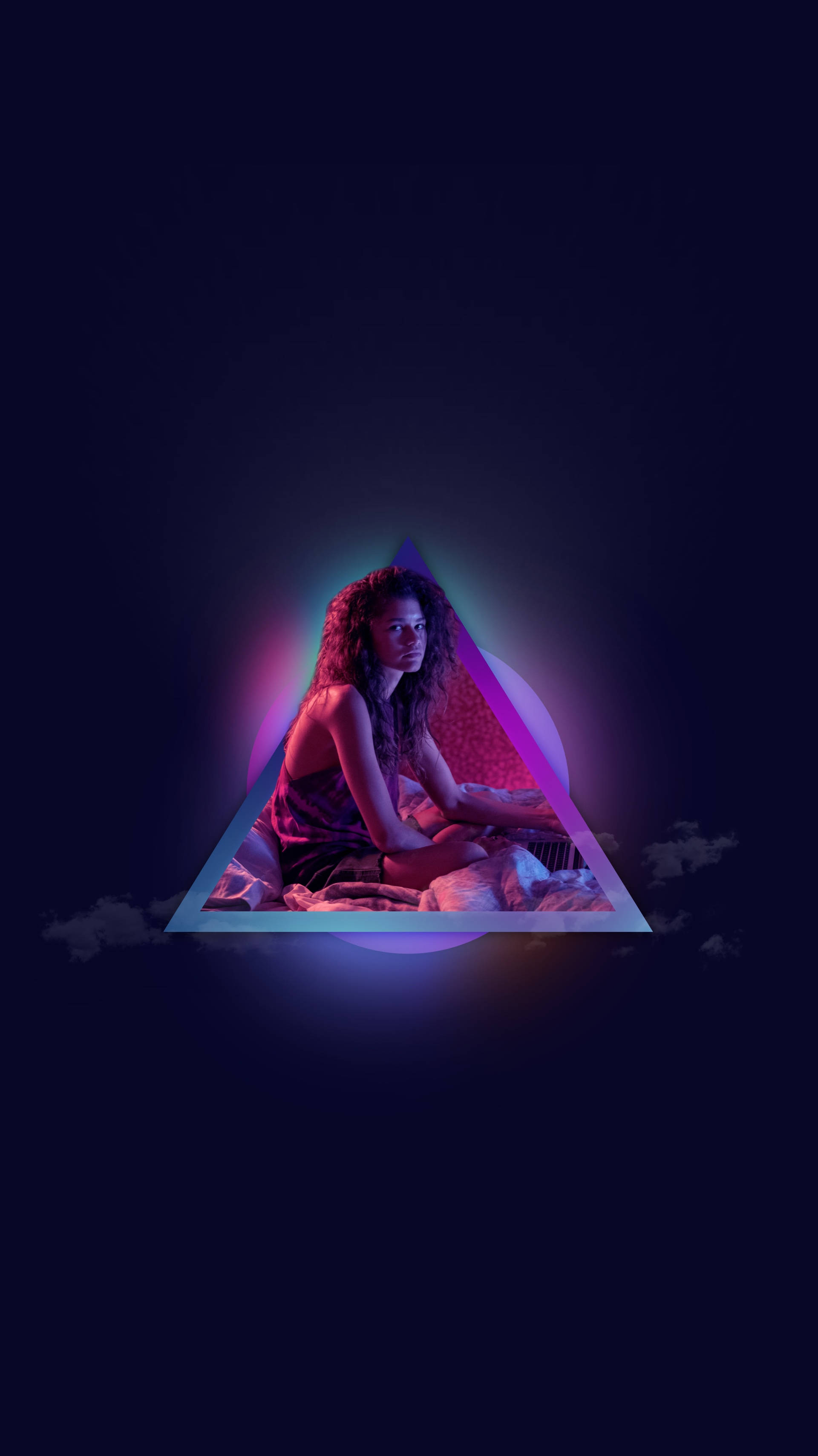 Euphoria 霓虹三角 壁紙 — 一位捲髮女性坐在發光的霓虹三角形內，背景是帶有柔和雲朵的黑暗背景。