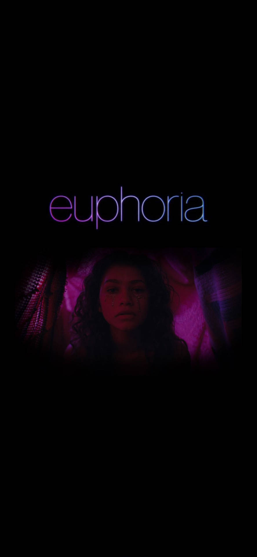 一位年輕女子在黑暗的房間中，紫色霓虹燈光，上方閃爍著 euphoria 一詞。