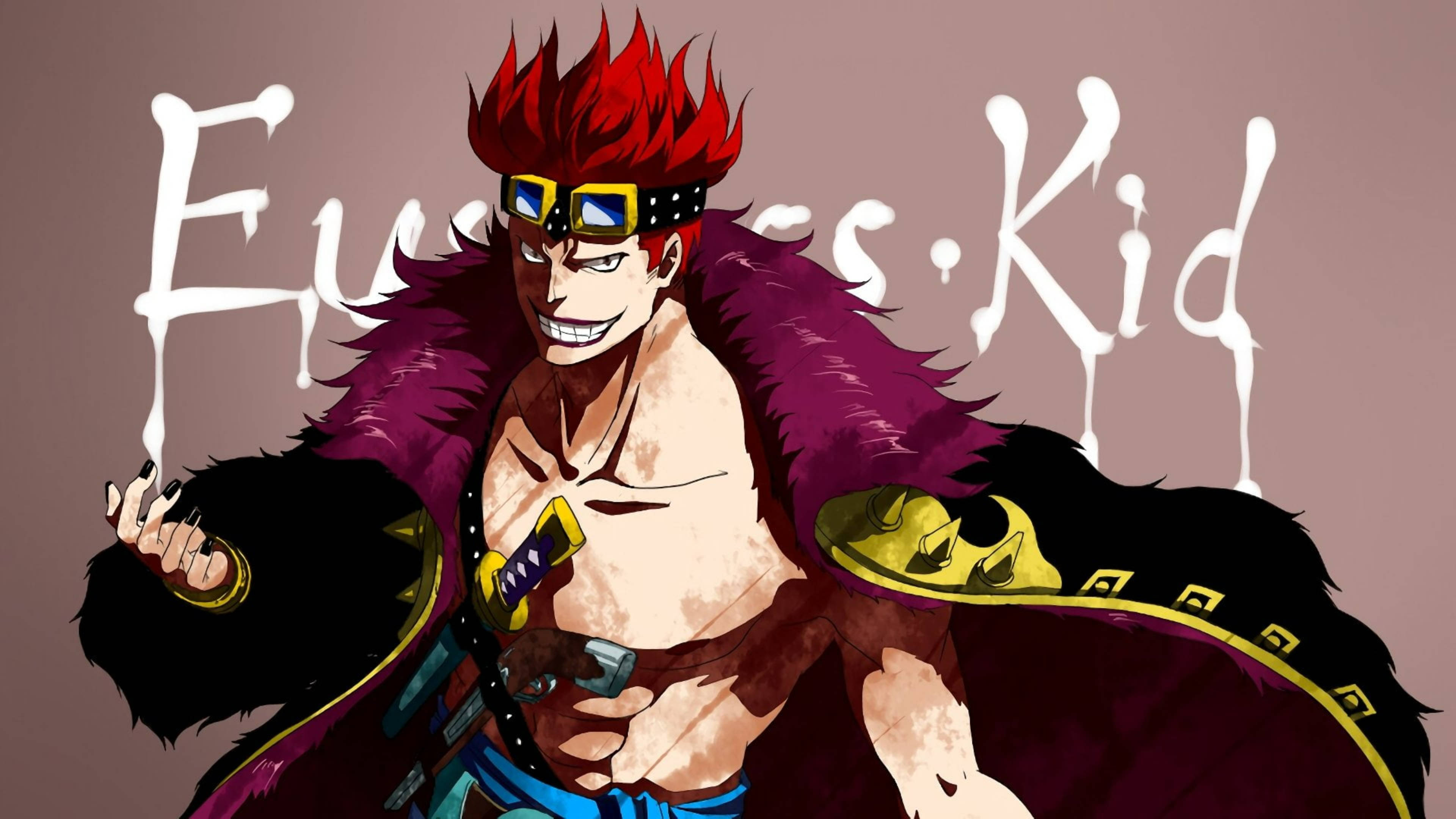 Eustass Kid 時間跳躍前 壁紙 — 一個火紅頭髮的動漫海盜，穿著紫色毛皮襯裡大衣和護目鏡，在柔和的背景中微笑著拿著劍。