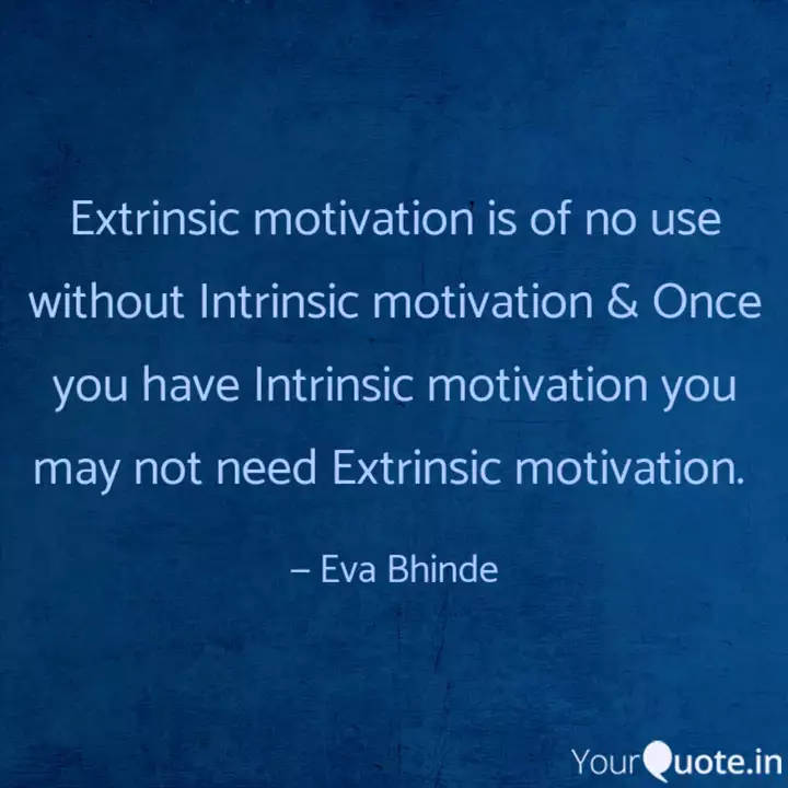 Eva Bhinde 關於內在與外在動機的勵志名言，背景為帶有紋理的藍色。