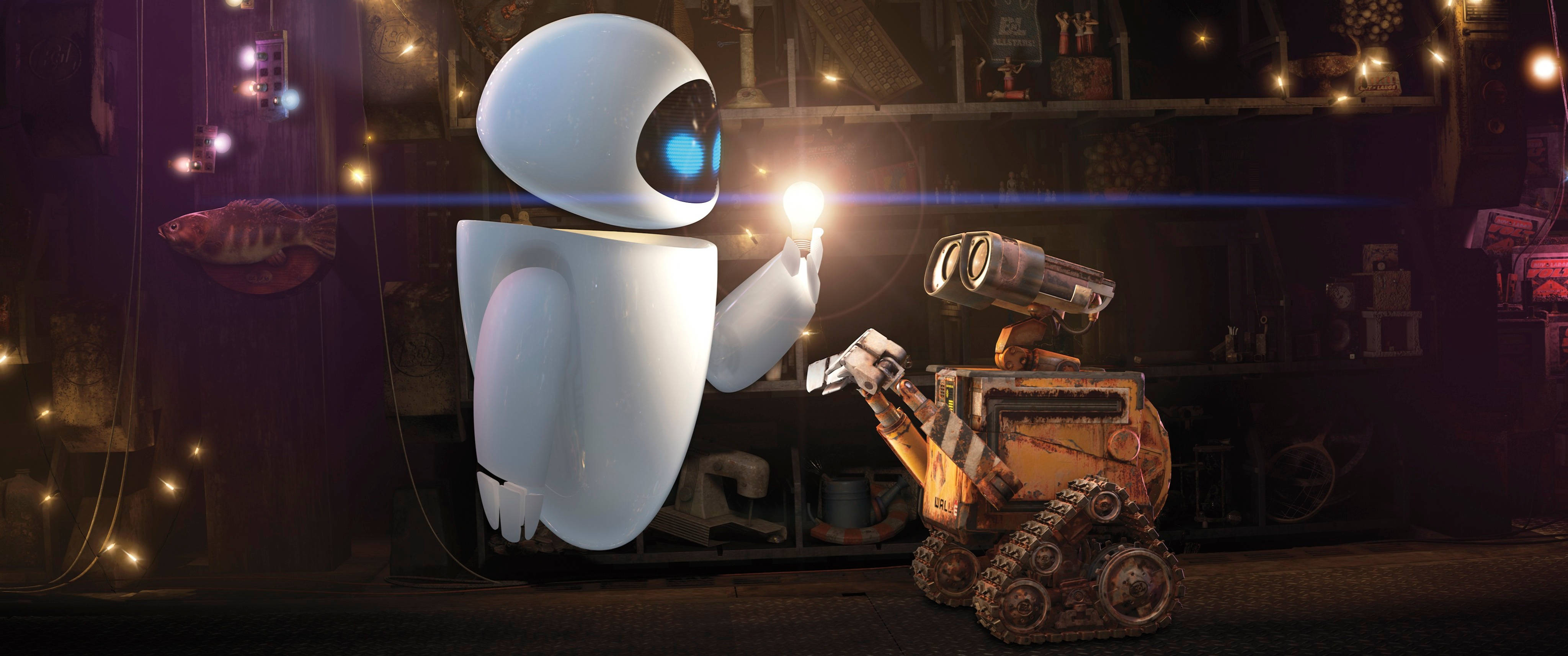 EVE 與 WALL-E 燈泡 壁紙 — 一個白色機械人拿著發光的燈泡，而一個生鏽的機械人在溫暖燈光下雜亂的房間裡看著。