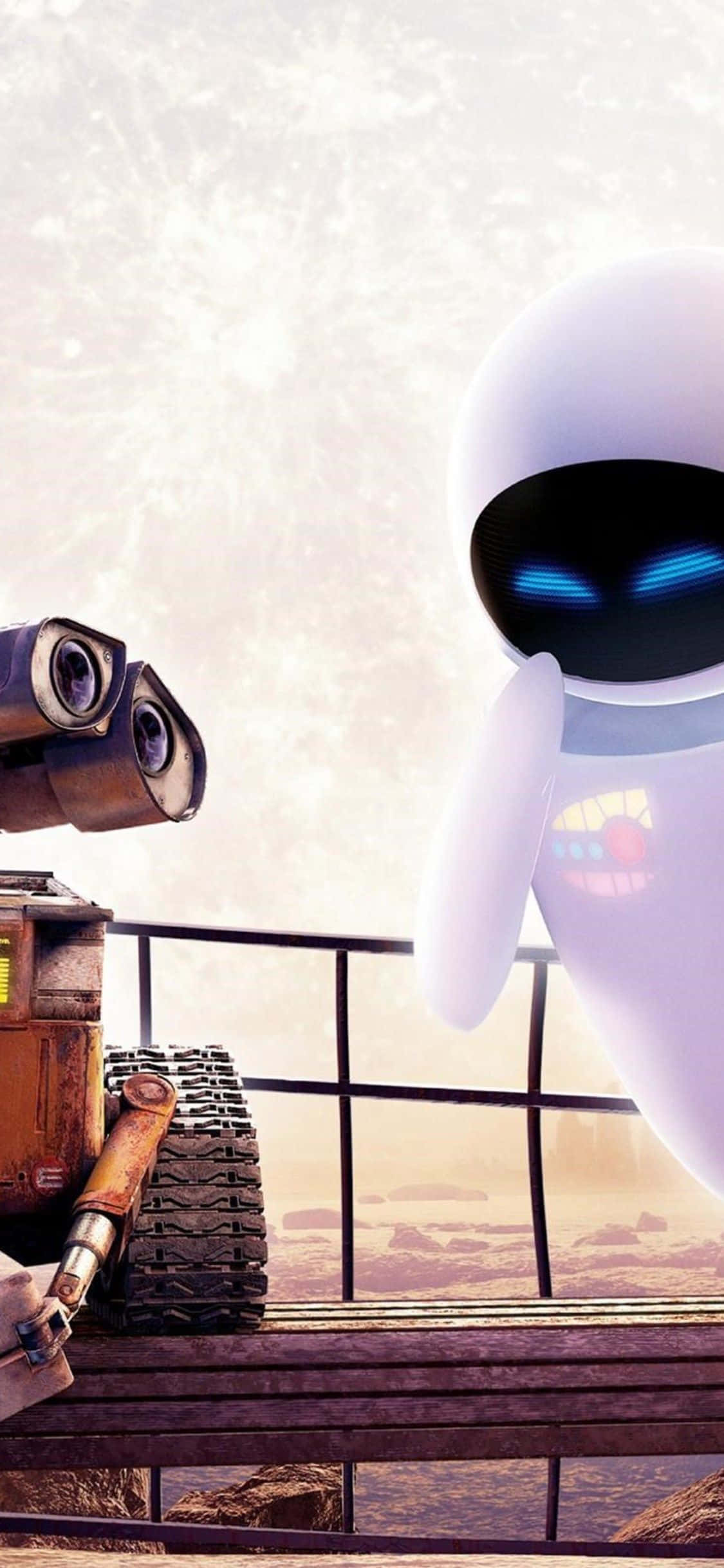 Eve 與 Wall E iPhone 2008 壁紙 — 兩個動畫機器人在一個木製欄杆上互相凝視，俯瞰著朦朧的沙漠景觀。