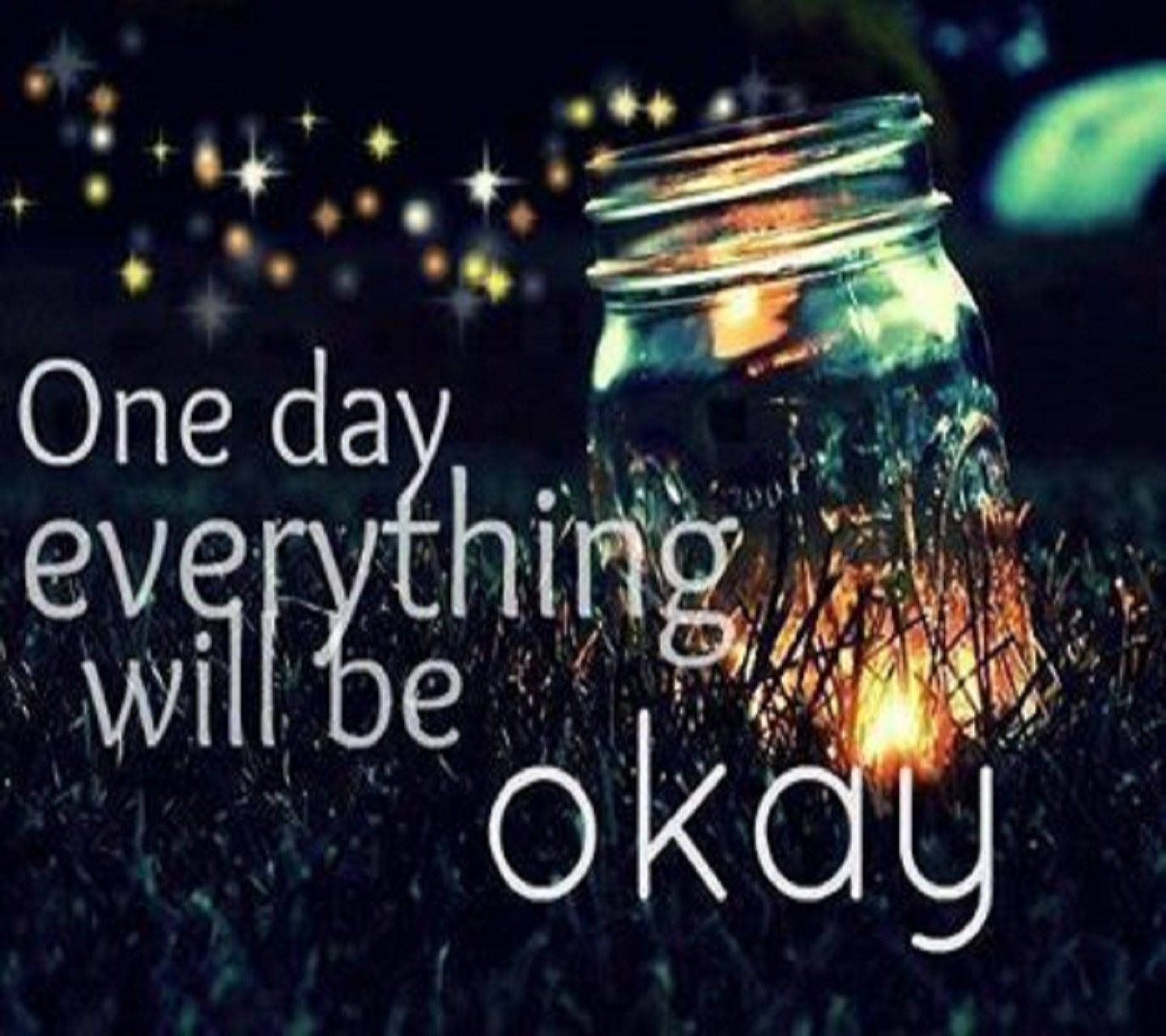 「Everything Will Be Okay」與點燈玻璃罐 壁紙 — 草地上發光的玻璃罐燈籠，星空下帶有充滿希望的文字疊加。