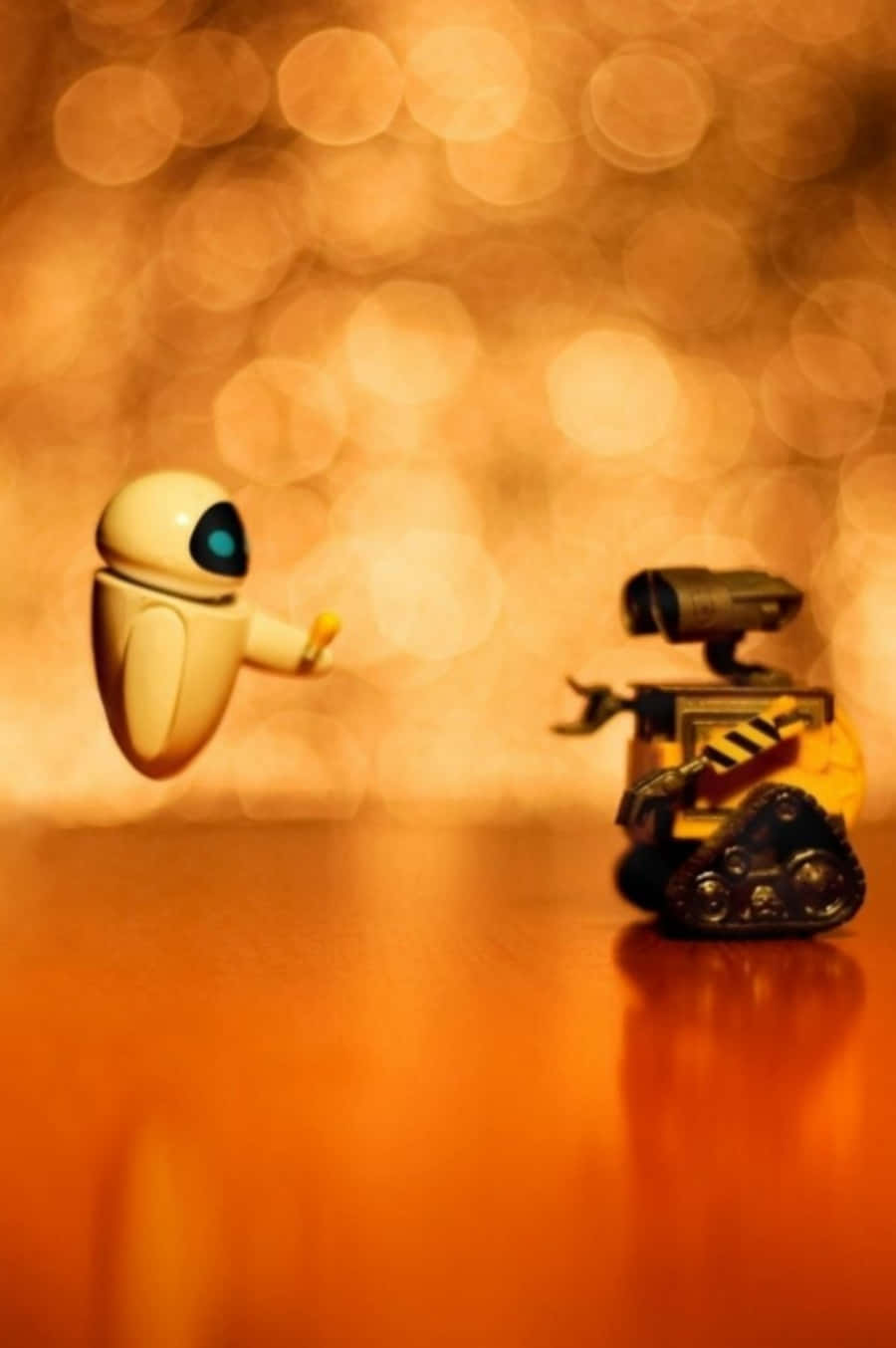 兩個 Pixar 風格機械人在木質表面上互動，背景有金色燈光。