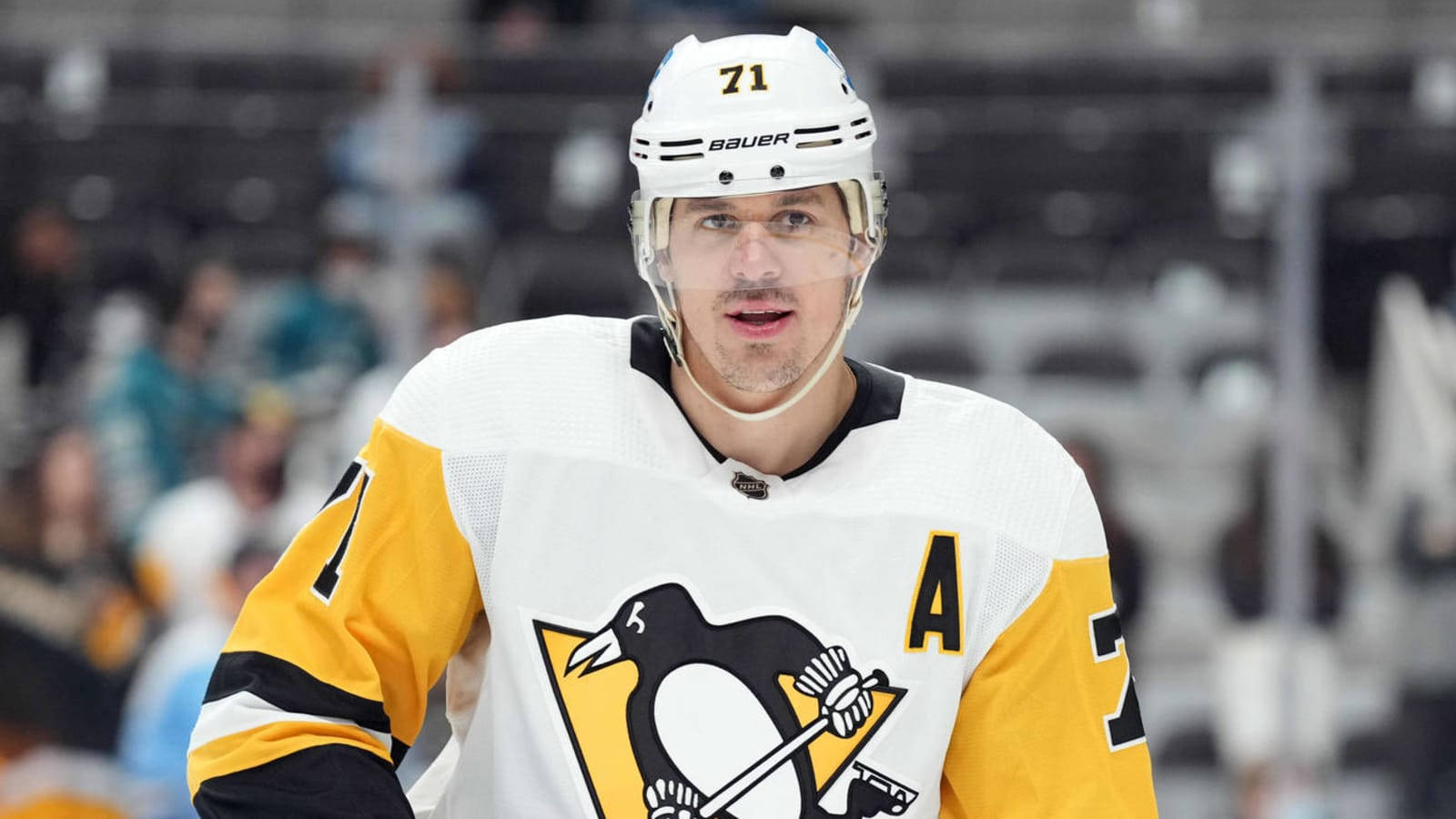 Evgeni Malkin 匹茲堡企鵝隊 candid 頭像 壁紙 — 一名冰球運動員身穿白色、黃色和黑色球衣，胸前有71號和字母A，在比賽中向前看。