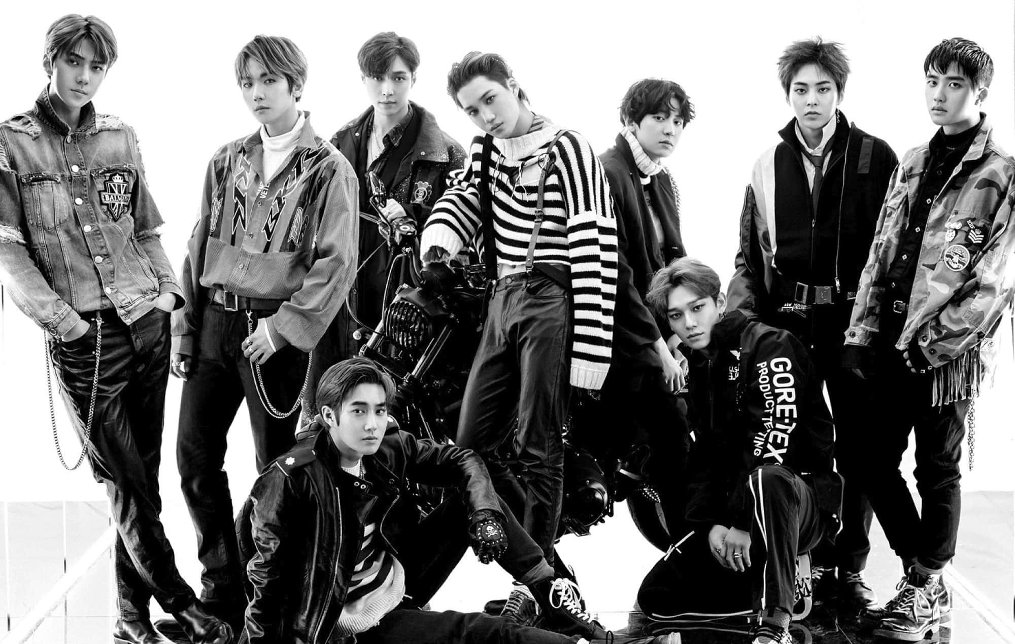 EXO：未來科技風抽象背景 壁紙 — 一幅黑白工作室肖像照，K-pop 團體自信地與電單車在純白背景前擺姿勢。