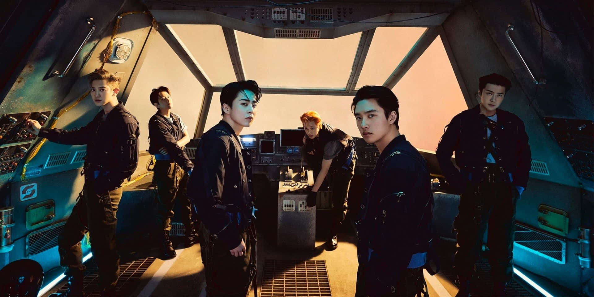 EXO K-pop團體迷人拍攝 壁紙 — 六名身穿深色未來裝備的男子站在科幻太空船駕駛艙內，沐浴在溫暖的橙色和冷藍色燈光中。
