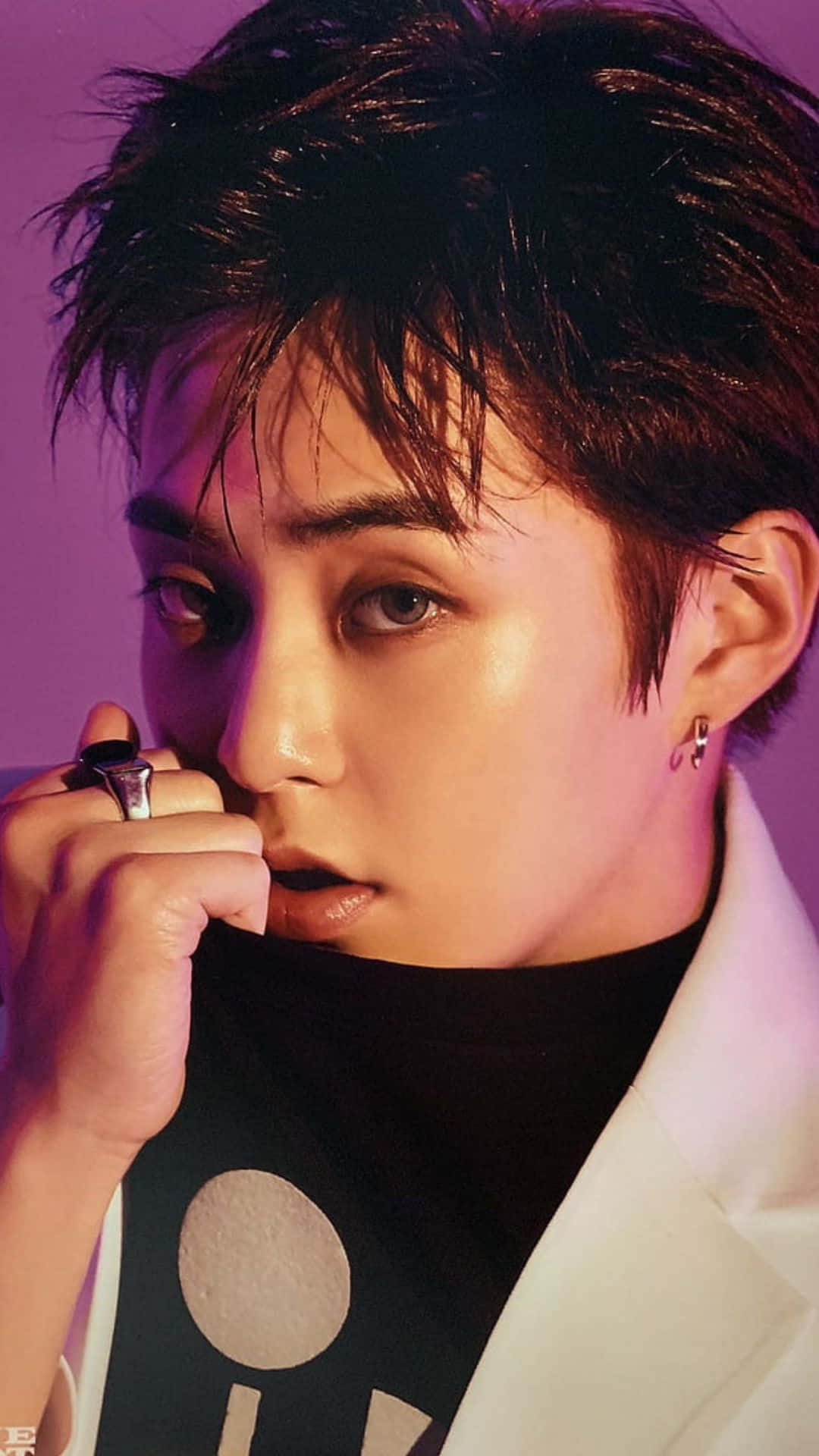 EXO 壯觀肖像壁紙 壁紙 — 一位黑髮、眼神銳利的年輕男子，在充滿活力的紫色背景前拿著香煙。