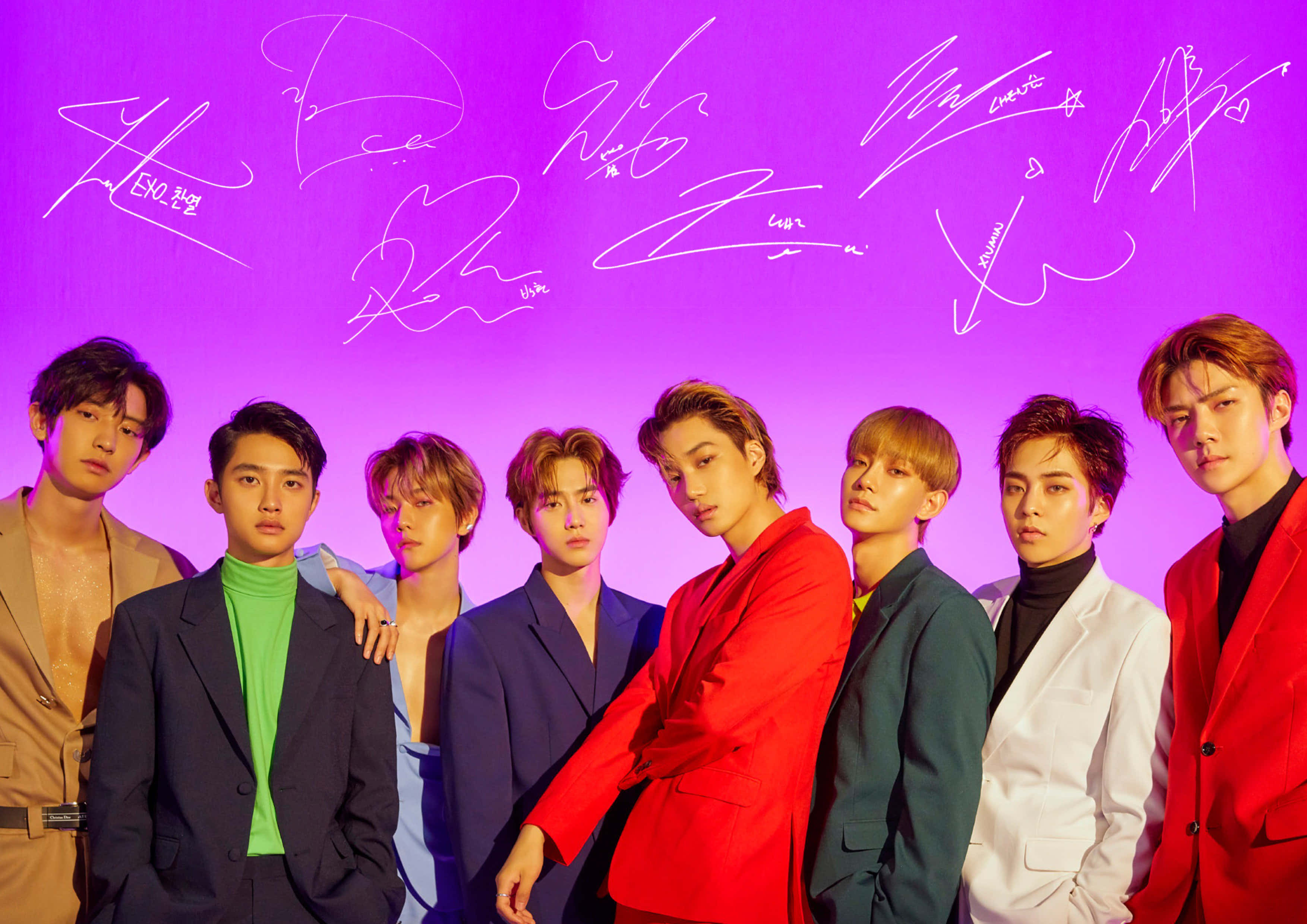 EXO 高畫質太空探索背景 壁紙 — 七位時尚年輕男士身穿大膽彩色西裝，自信地站在一面裝飾著發光白色簽名的鮮豔紫色牆前擺姿勢。