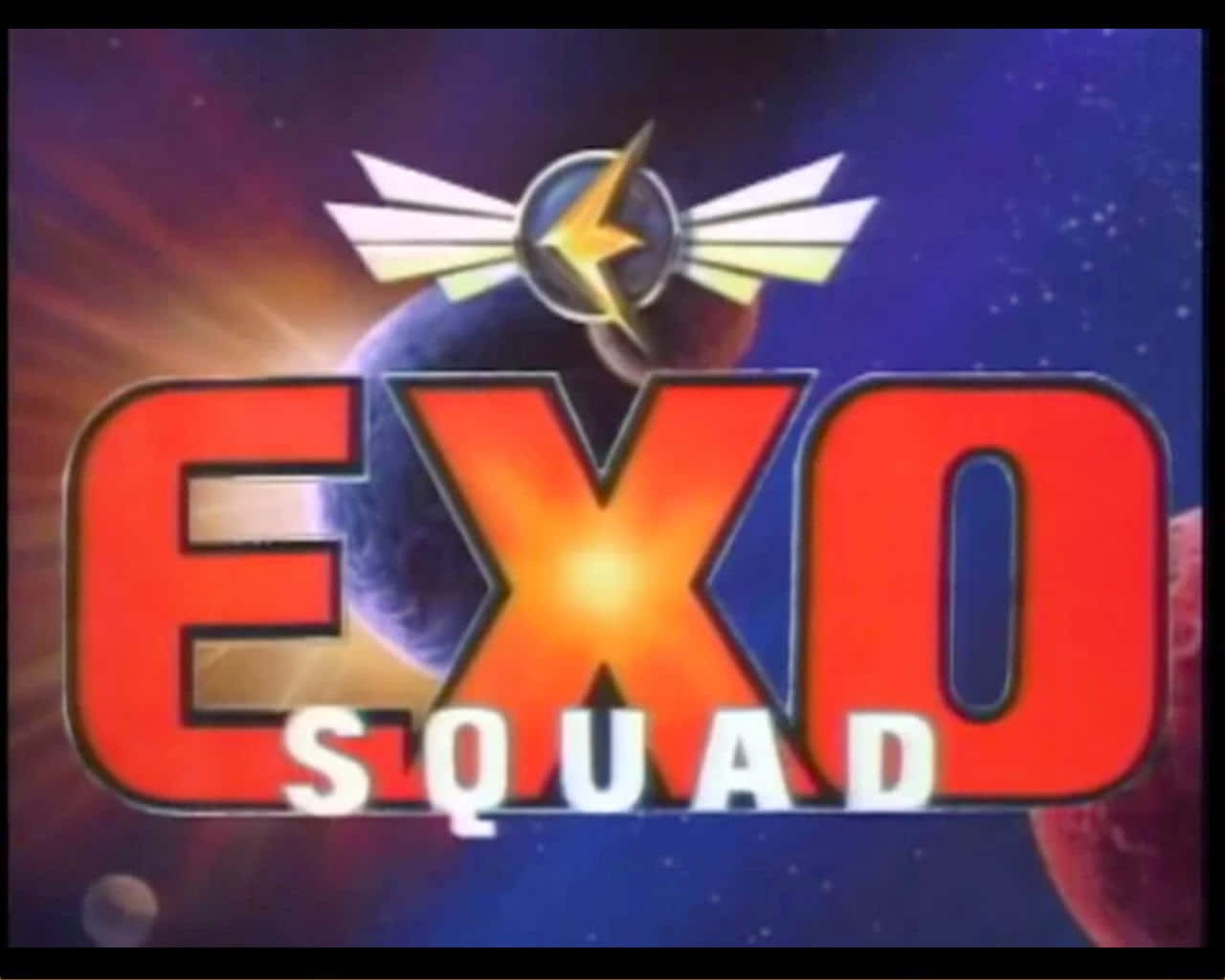 帶有翼狀閃電符號的 Exo Squad 標誌，背景為太空中的行星。