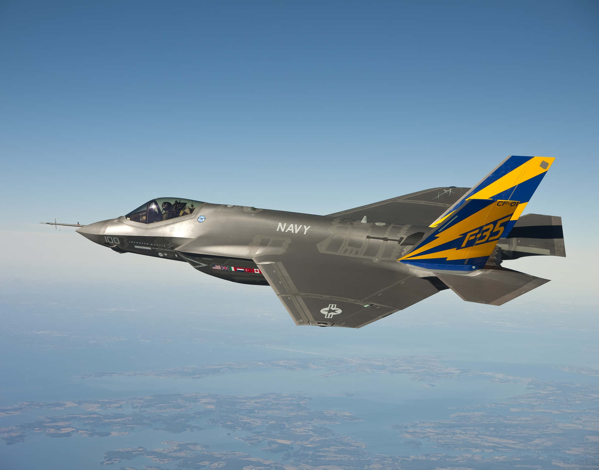 F-35戰鬥機在藍天下飛越海岸地形