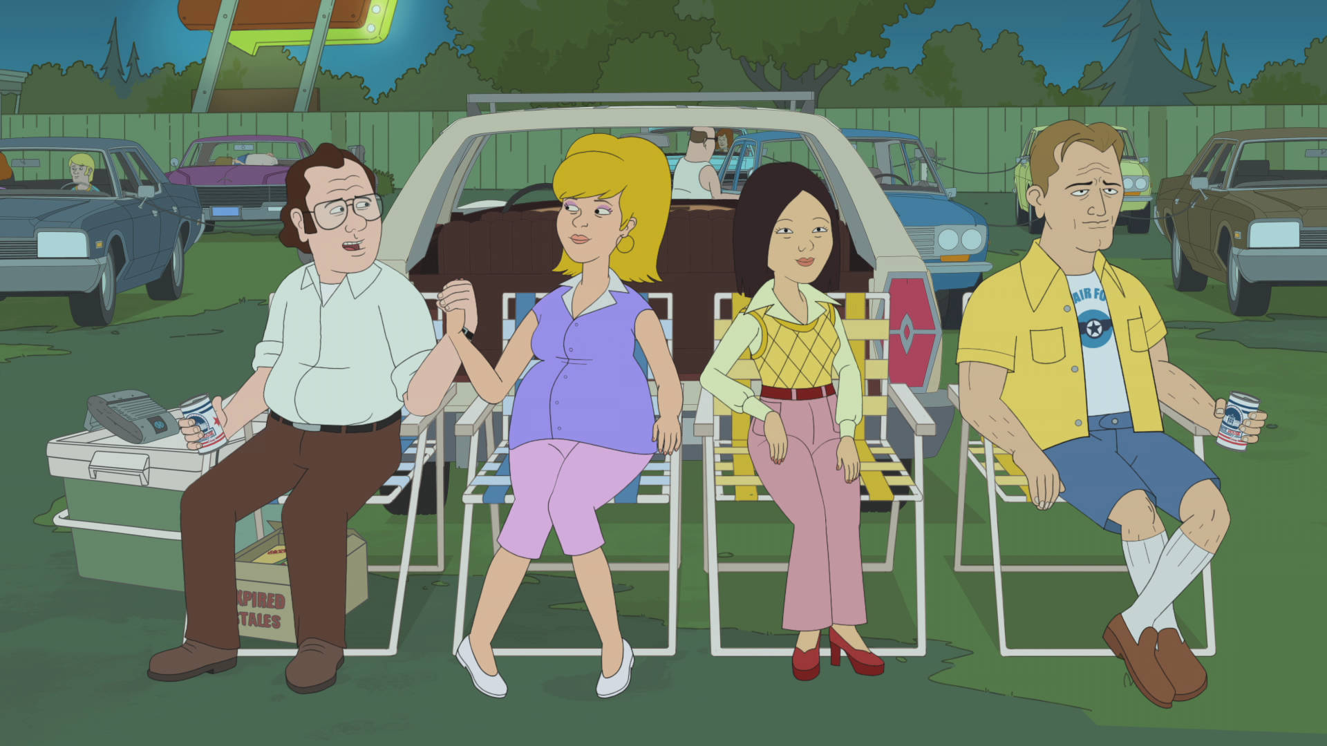 《F Is For Family》度假之旅 壁紙 — 四個動畫角色坐在郊區庭院的草坪椅上，附近停著復古汽車，天空暮色蒼茫。