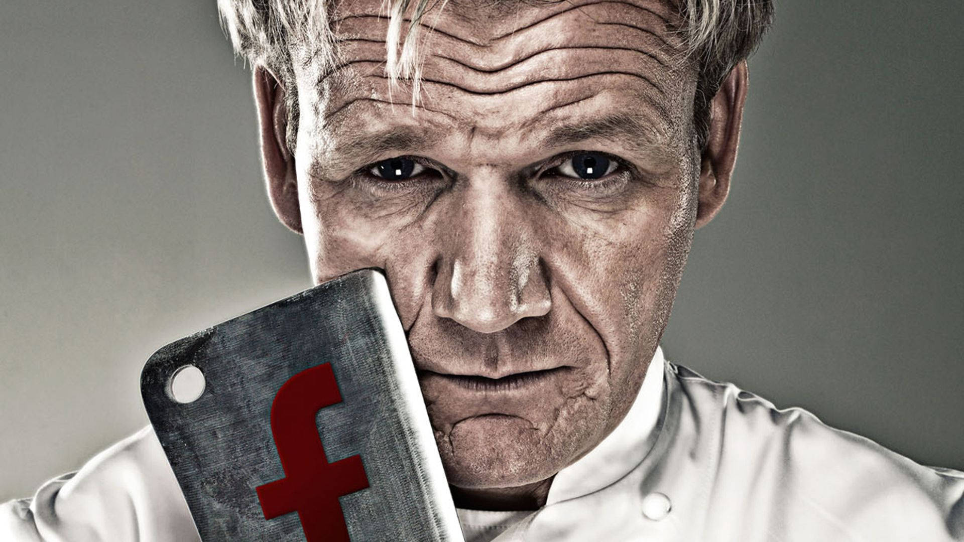戈登·拉姆齊《F字句》 壁紙 — 廚師戈登·拉姆齊（Gordon Ramsay）手持帶有紅色Facebook標誌的切肉刀，眼神專注。