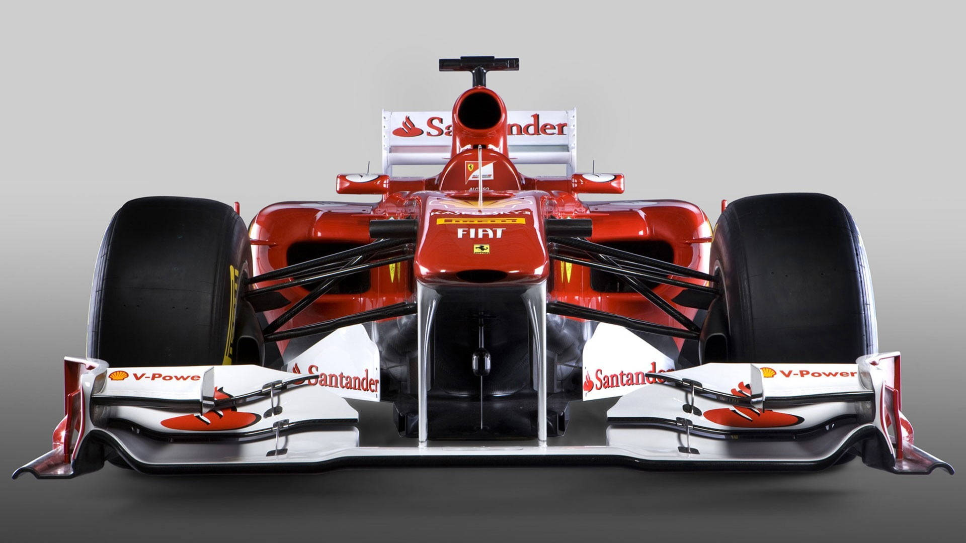 F1 2011 法拉利F150 壁紙 — 紅色法拉利一級方程式賽車正面圖，帶有桑坦德和菲亞特標誌，灰色工作室背景。