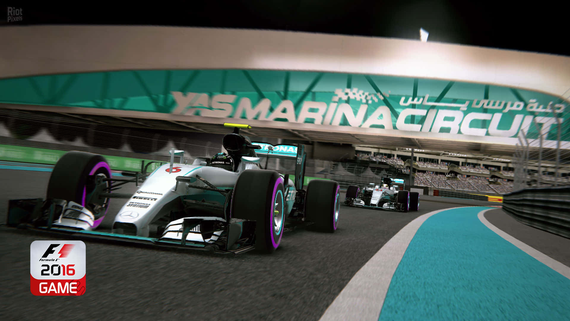 F1 2016：衝向終點線 壁紙 — 兩輛一級方程式賽車在夜間亞斯碼頭賽道的明亮燈光下行駛，看台上擠滿了人群。