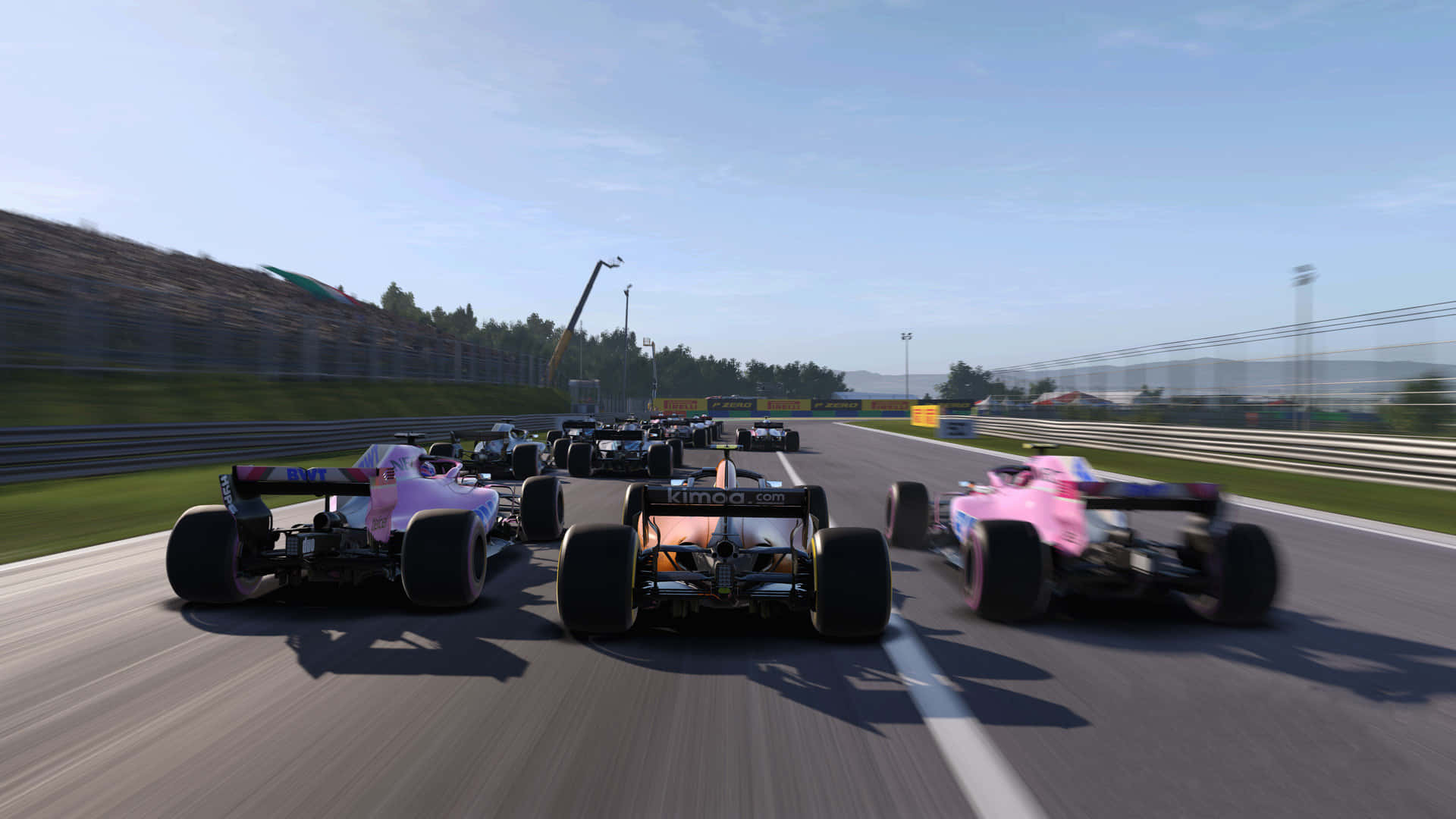 F1 賽車在賽道上疾馳，帶有模糊的動感和觀眾。