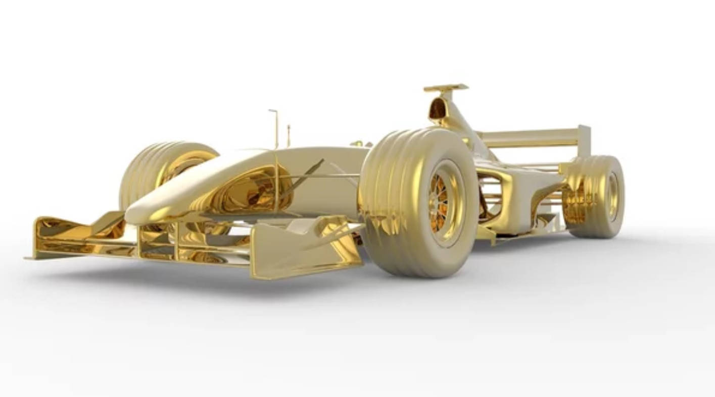 金色一級方程式賽車，具有反光表面，白色背景。