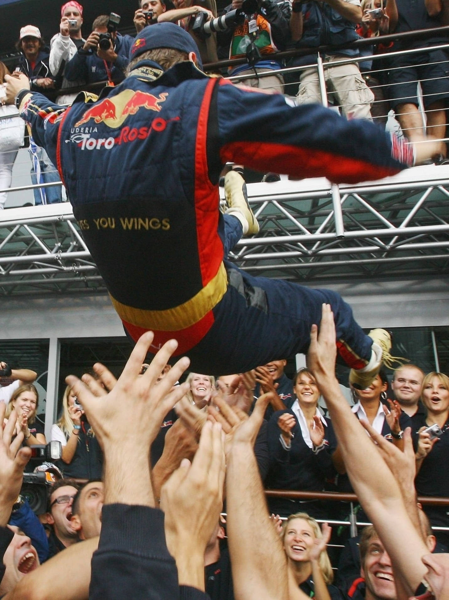 F1車手在比賽勝利後被粉絲舉起。