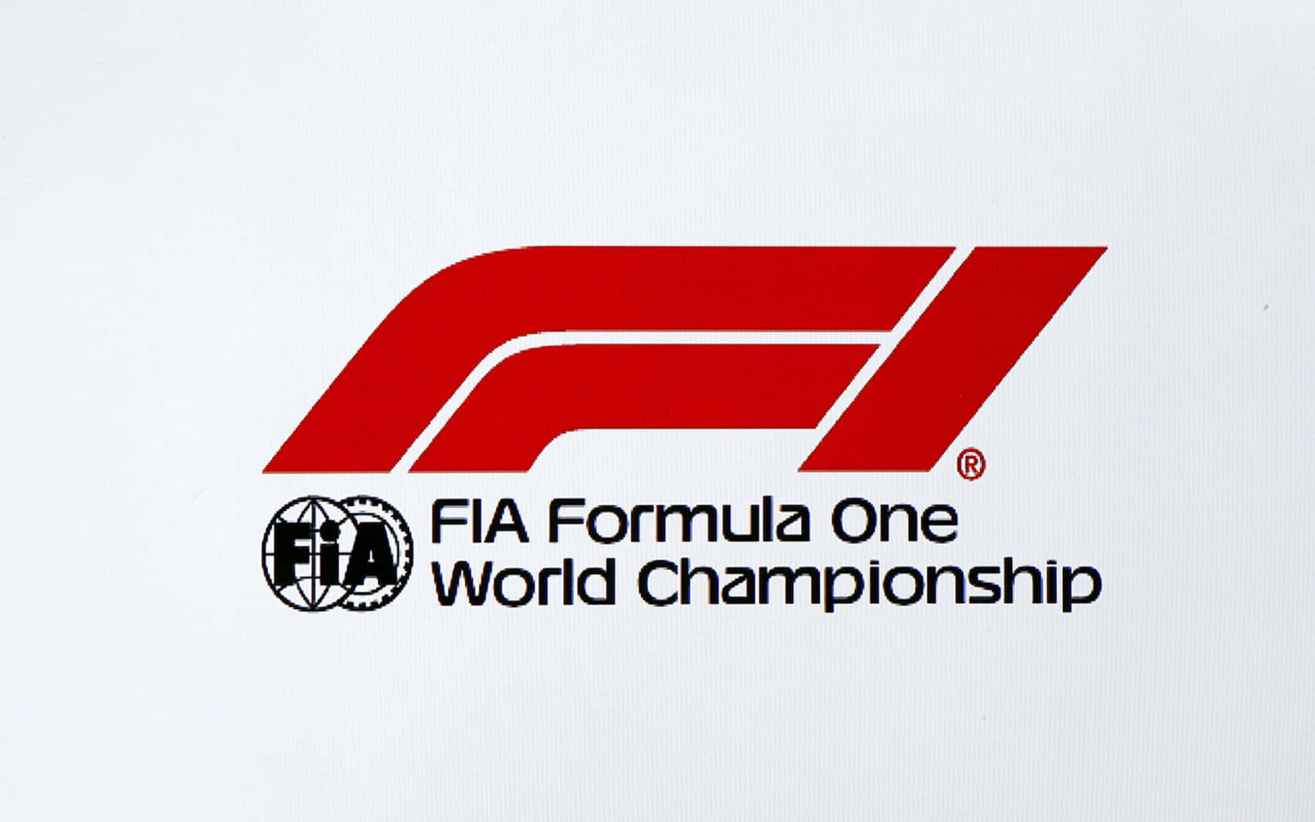 白色背景上的紅色和黑色FIA Formula One World Championship標誌。