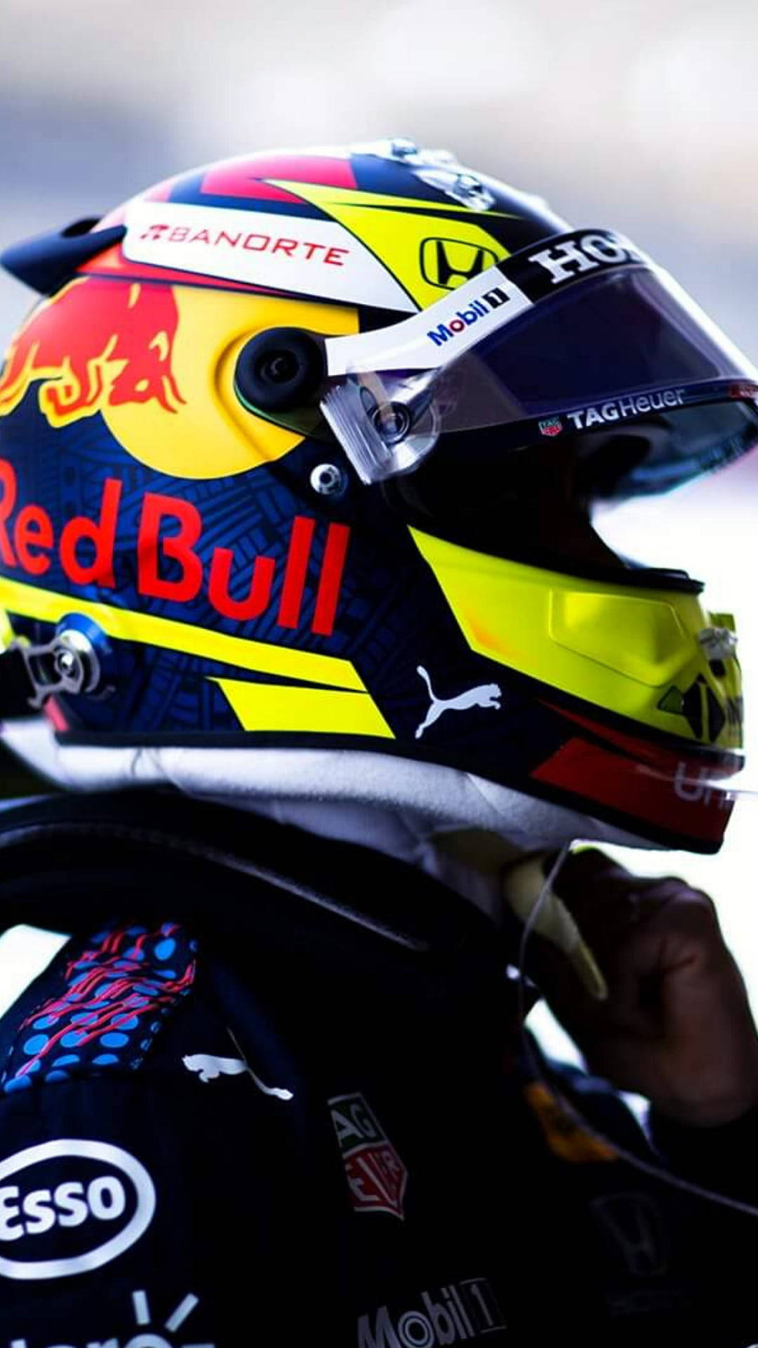 F1 車手佩戴帶有贊助商標誌的 Red Bull 賽車頭盔